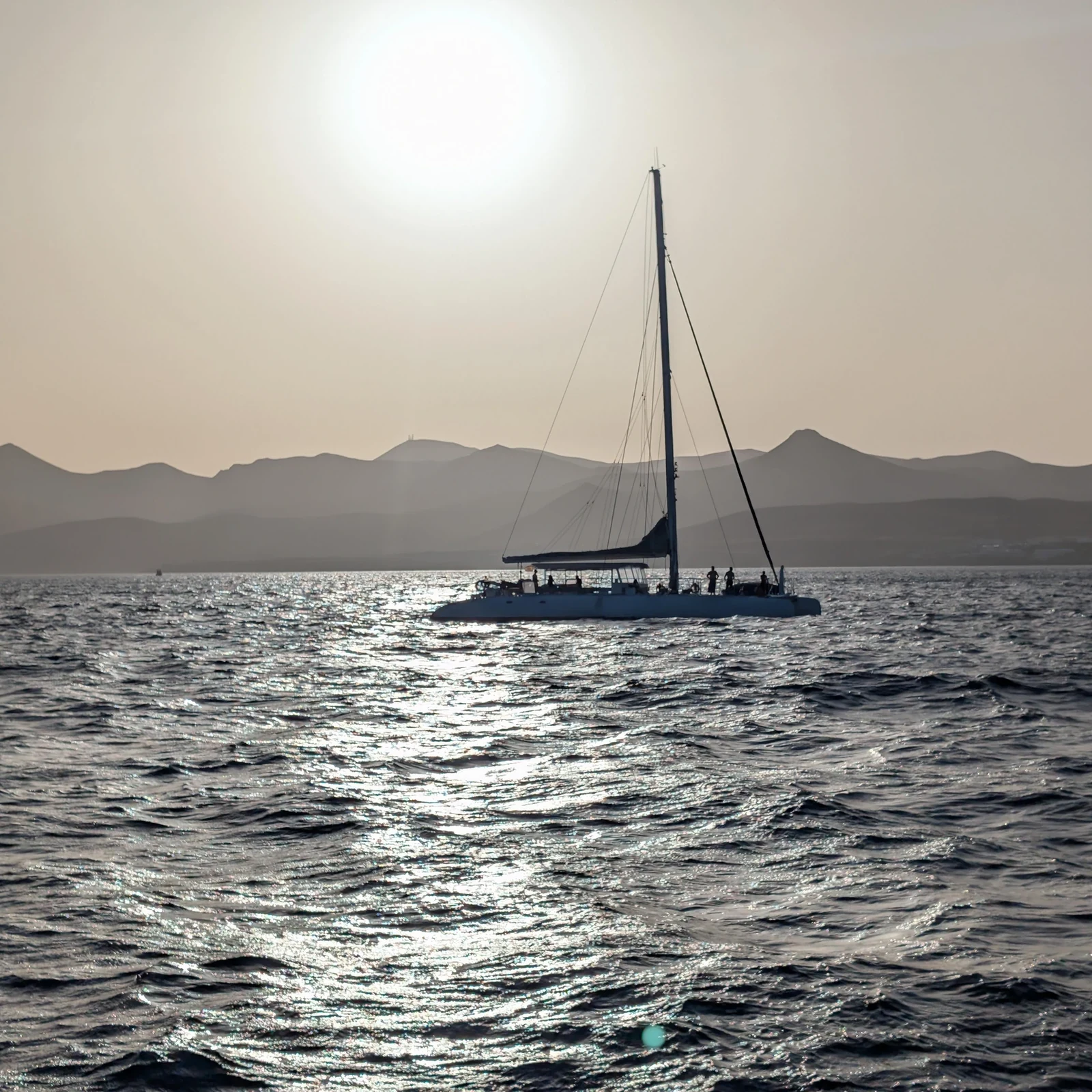 Contempla el atardecer de Lanzarote desde un catamarán