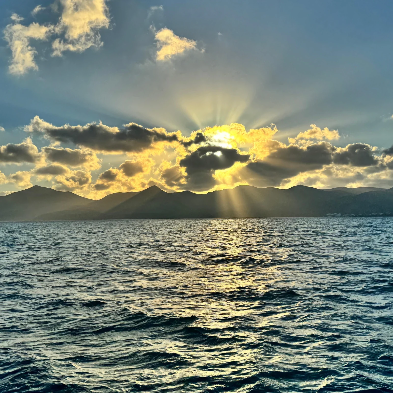Contempla el atardecer de Lanzarote desde un catamarán