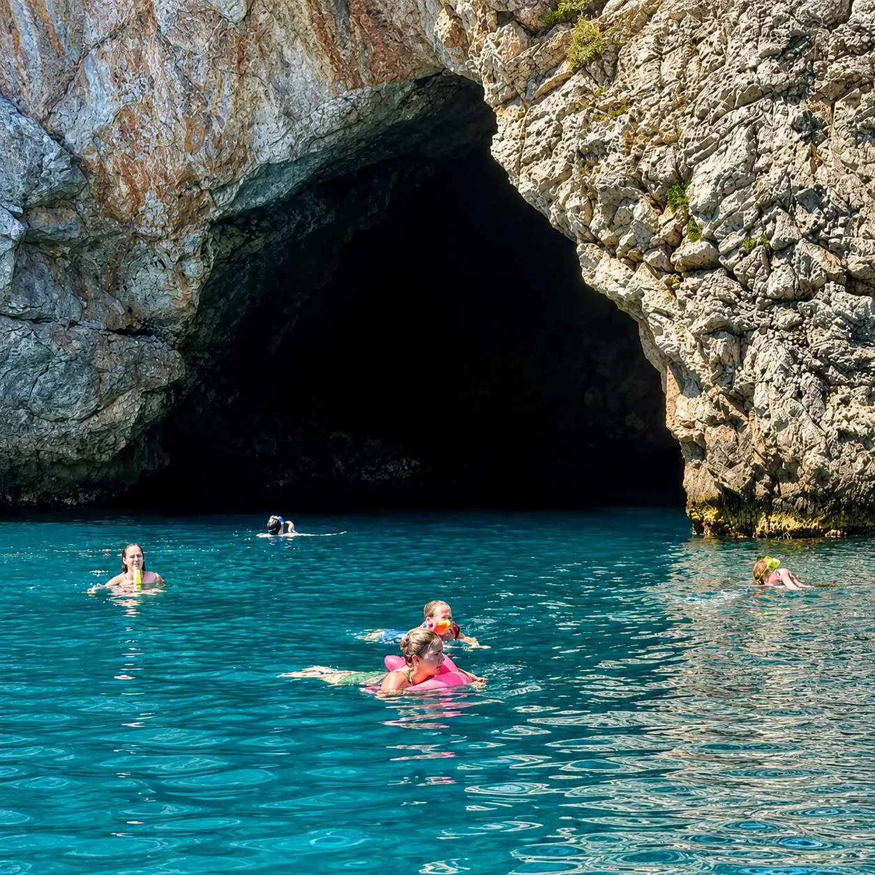 Excursion en bateau de Nice à la grotte de Mala avec snorkeling