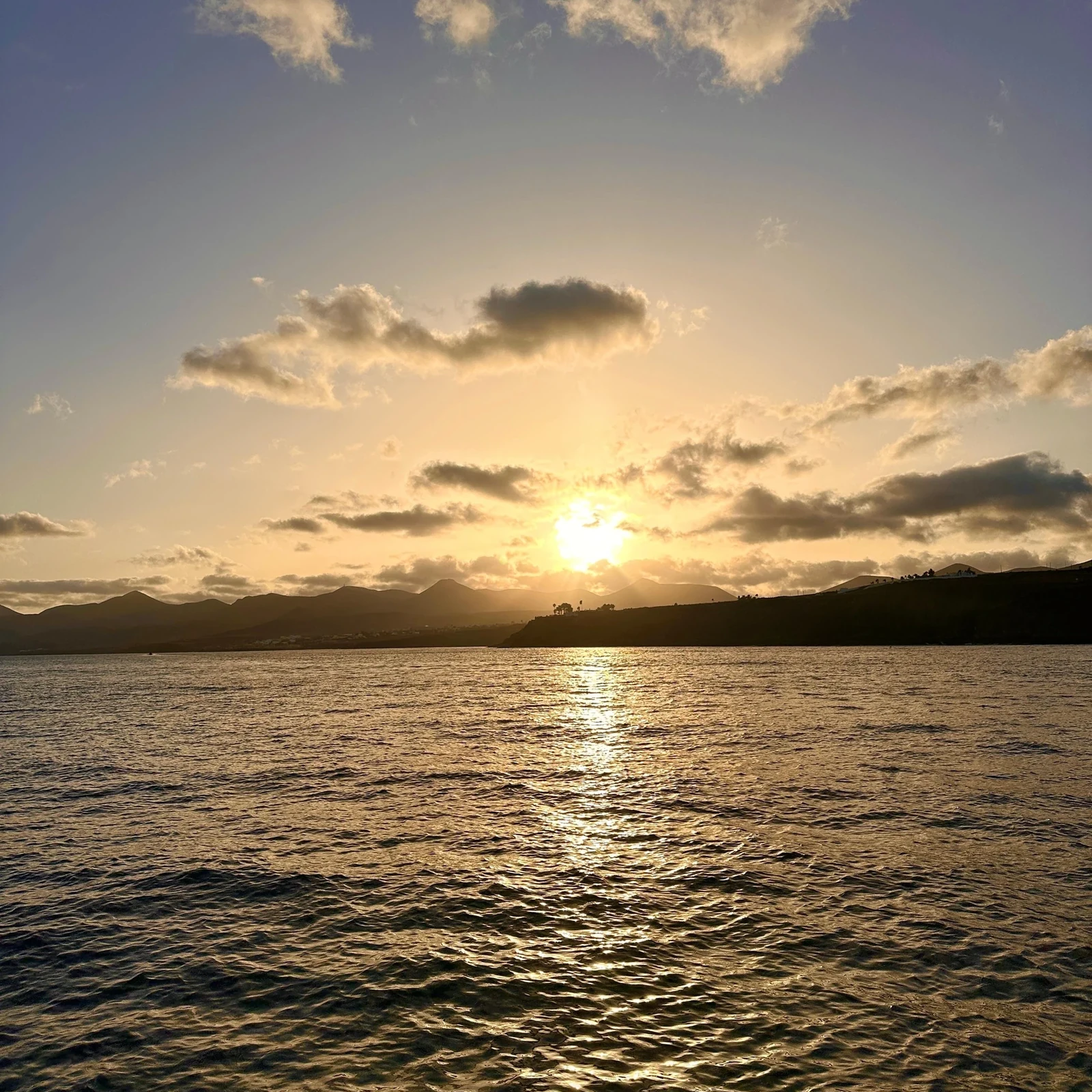 Cherchez les dauphins au large de Lanzarote au coucher du soleil
