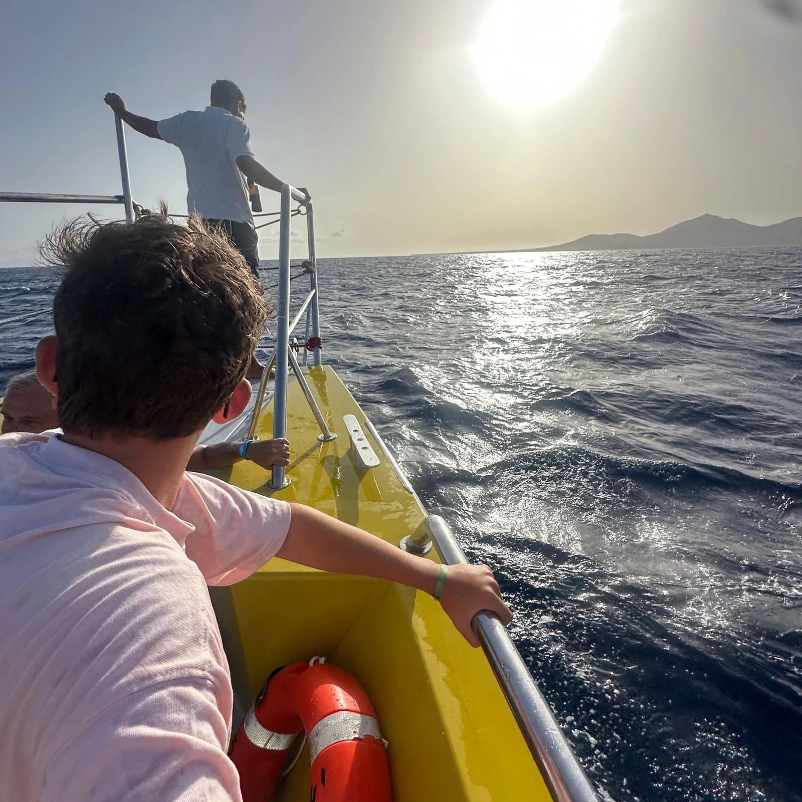 Cherchez les dauphins au large de Lanzarote au coucher du soleil