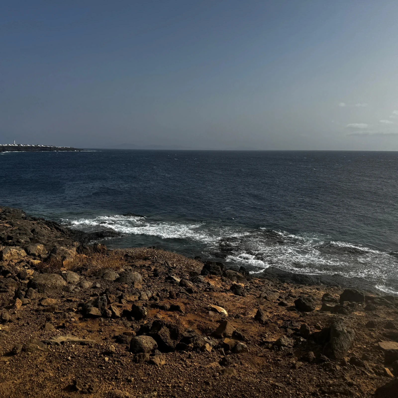Roulez entre paysages de lave et océan depuis Playa Blanca