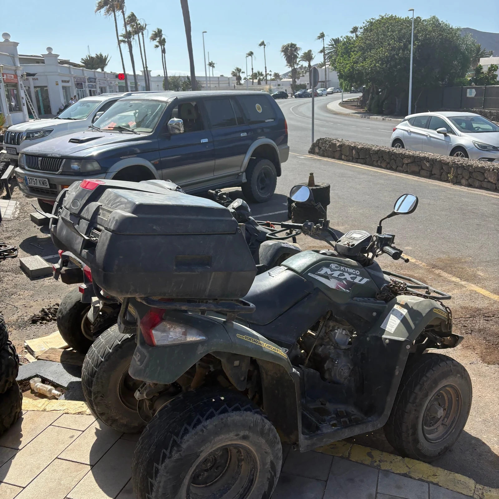 Roulez entre paysages de lave et océan depuis Playa Blanca