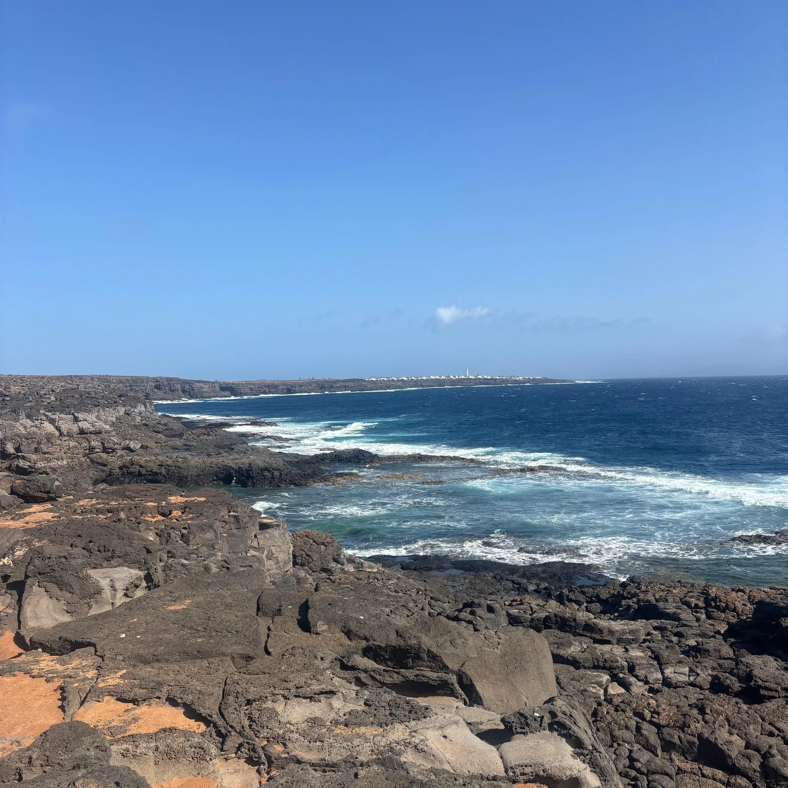 Roulez entre paysages de lave et océan depuis Playa Blanca