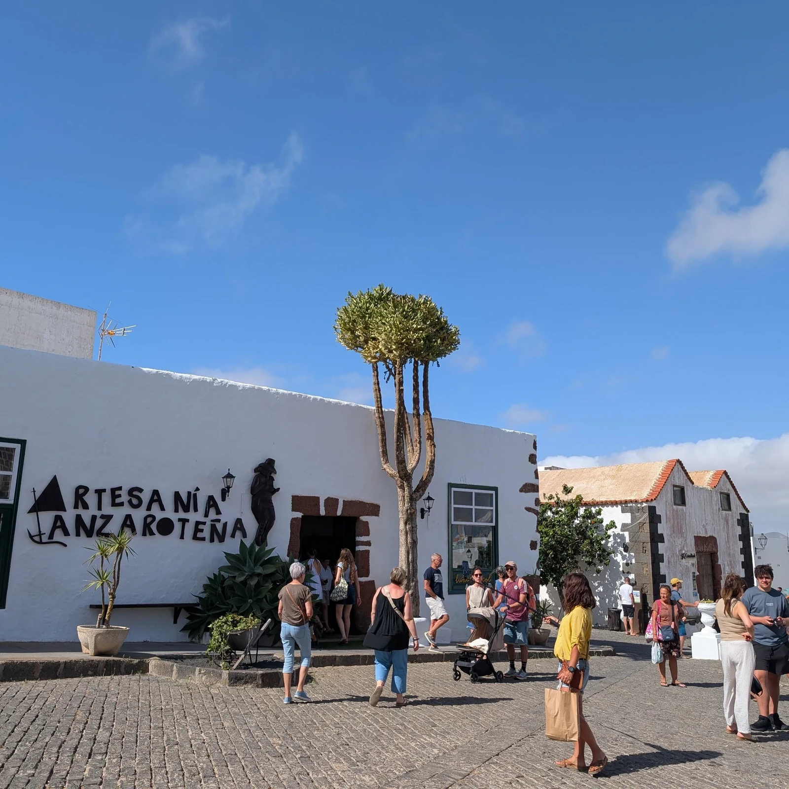 Vom Markt in Teguise nach La Graciosa auf einem organisierten Ausflug