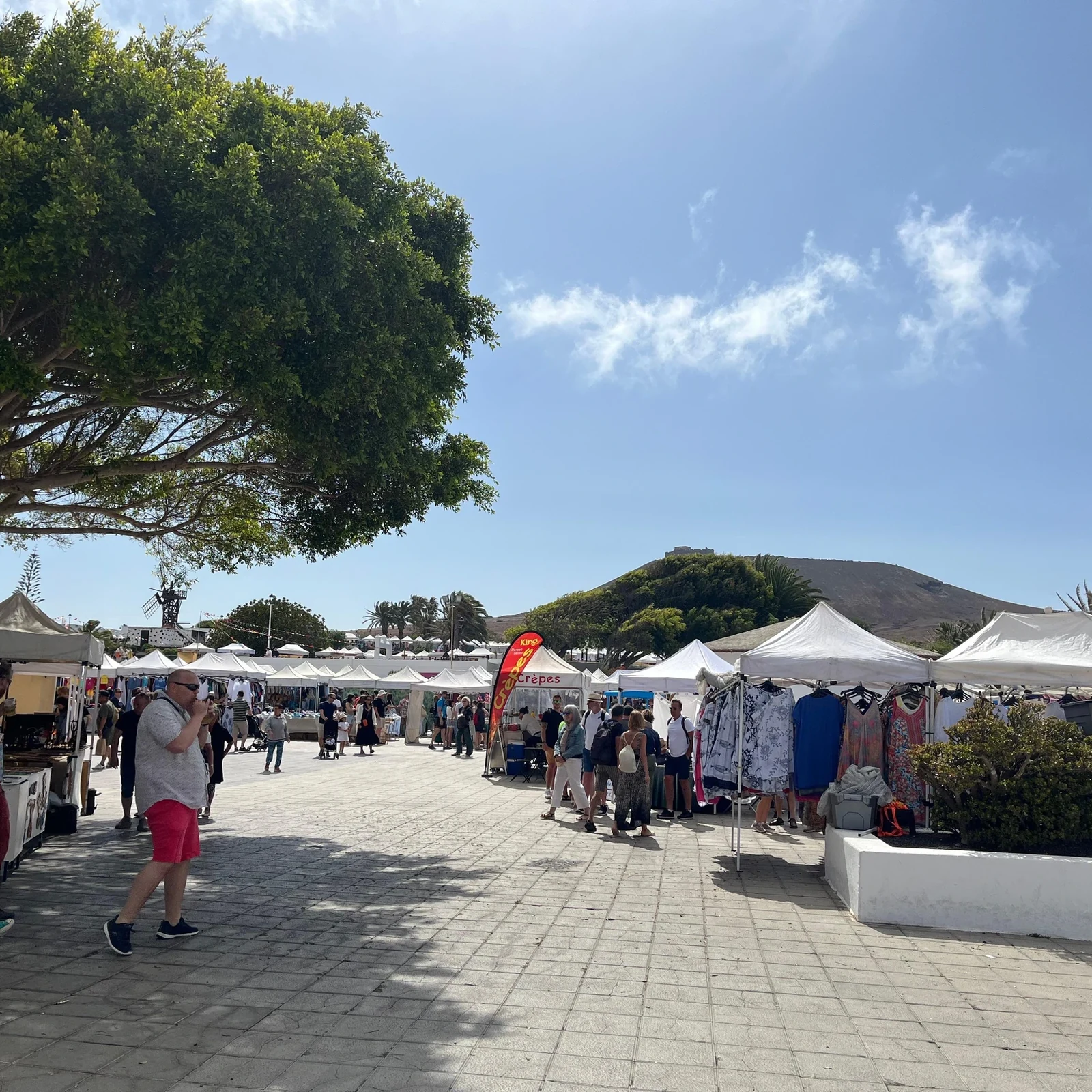 Vom Markt in Teguise nach La Graciosa auf einem organisierten Ausflug