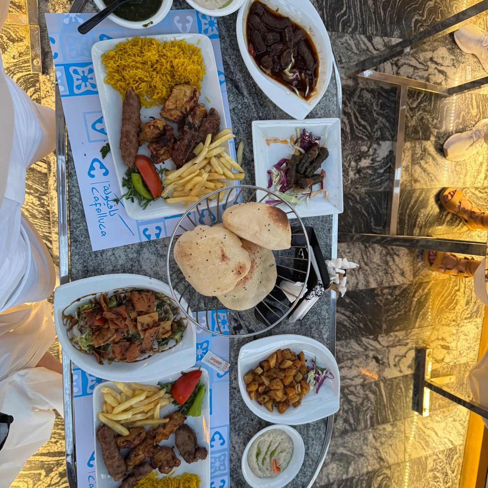 Cena y navegación privada por el Nilo