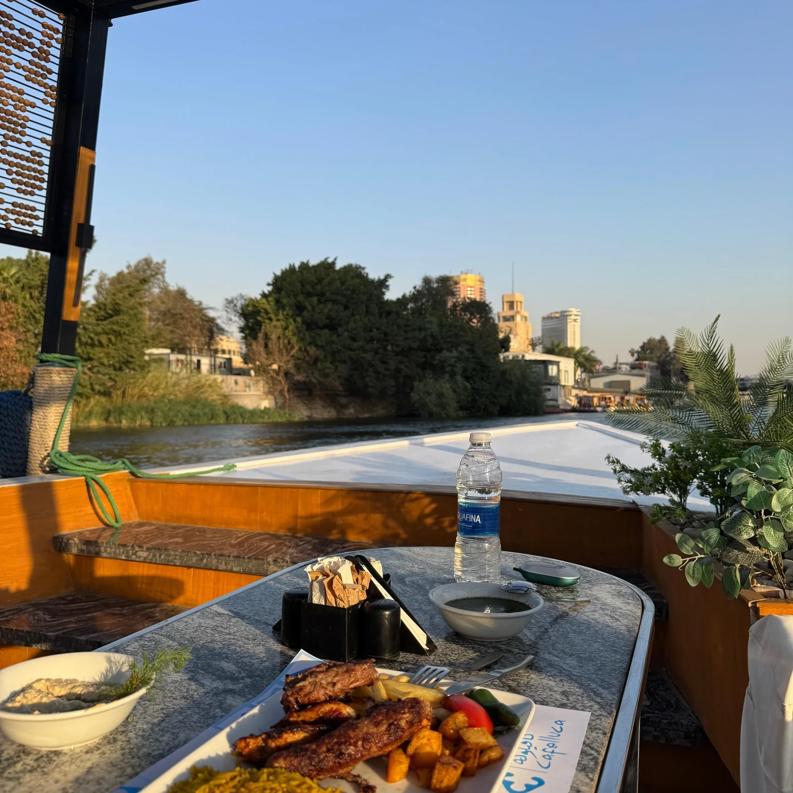 Cena y navegación privada por el Nilo