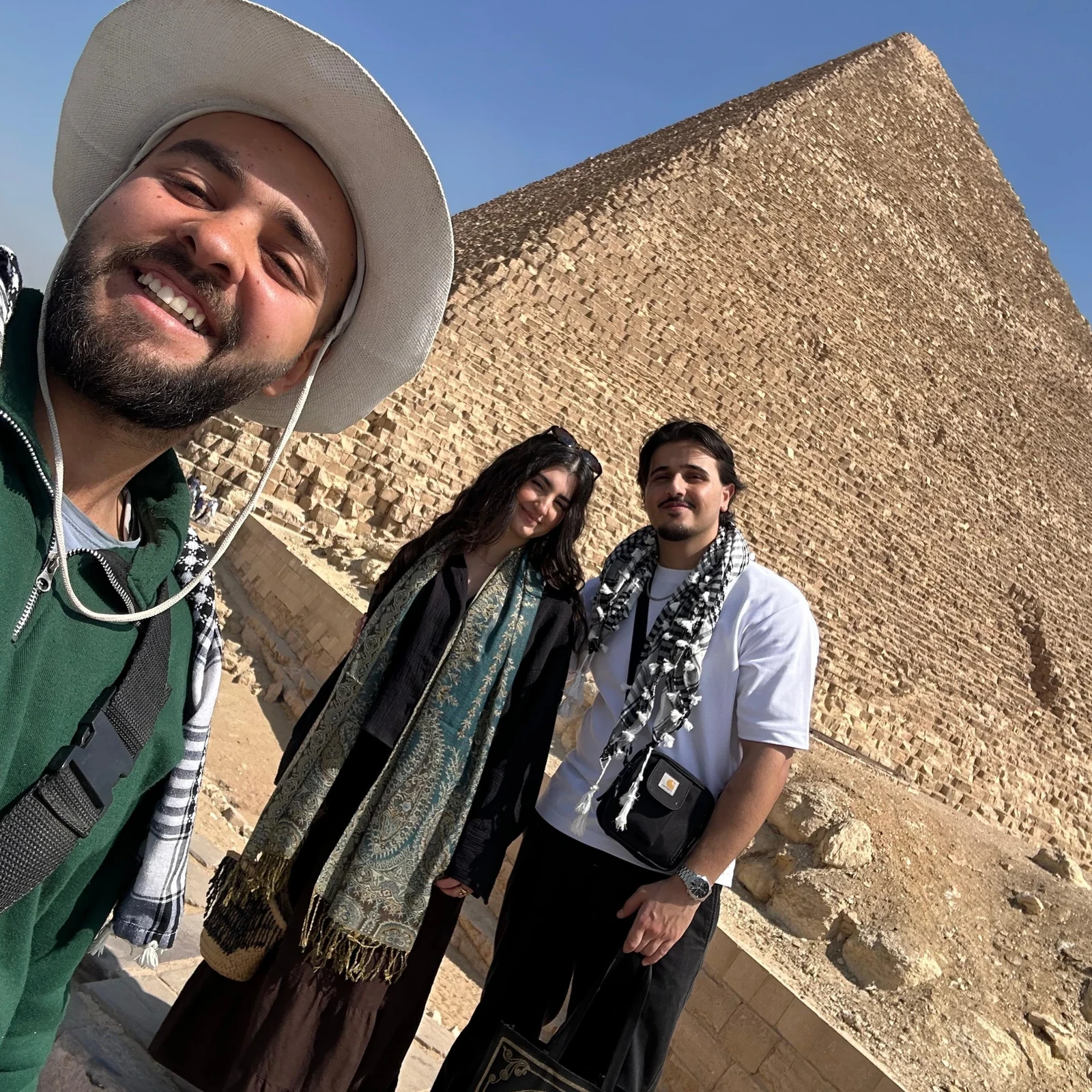 Pyramiden von Gizeh und Grand Egyptian Museum an einem privaten Tag