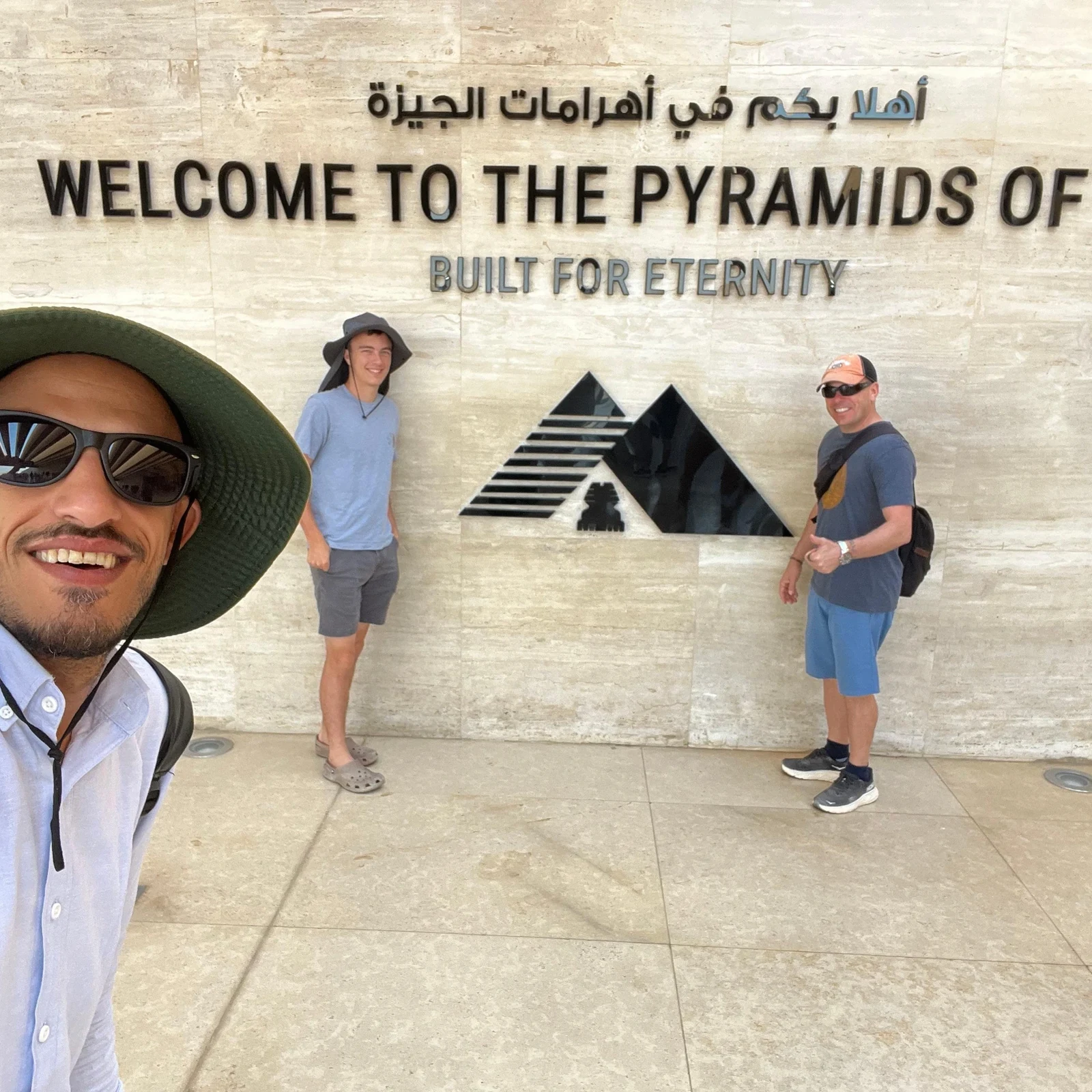 Pyramiden von Gizeh und Grand Egyptian Museum an einem privaten Tag