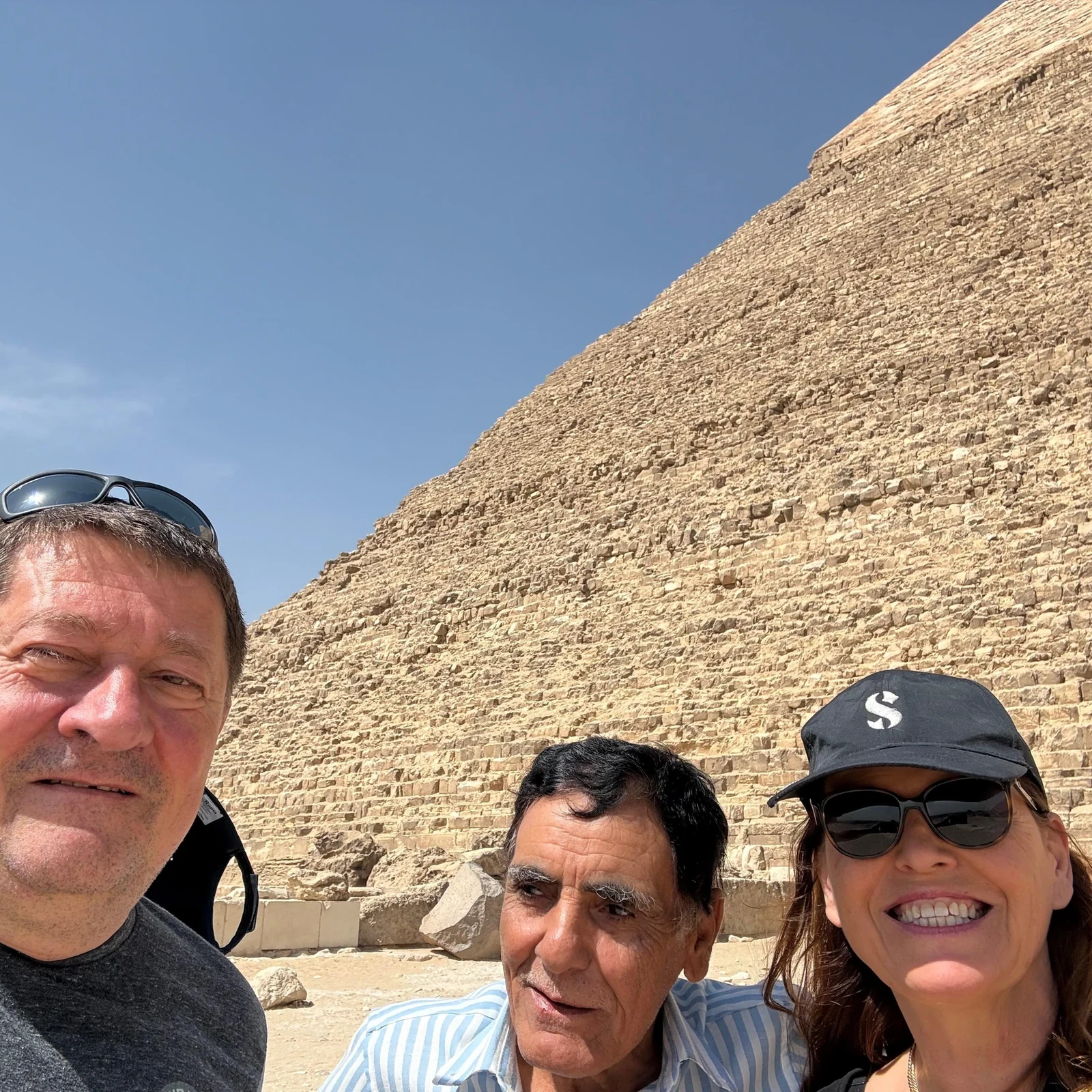 Pyramiden von Gizeh und Grand Egyptian Museum an einem privaten Tag