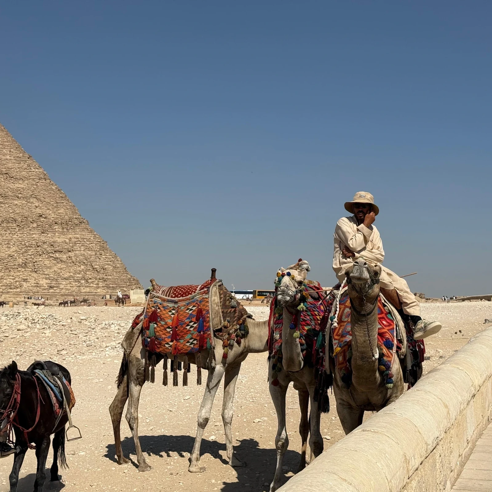 Pyramiden von Gizeh und Grand Egyptian Museum an einem privaten Tag