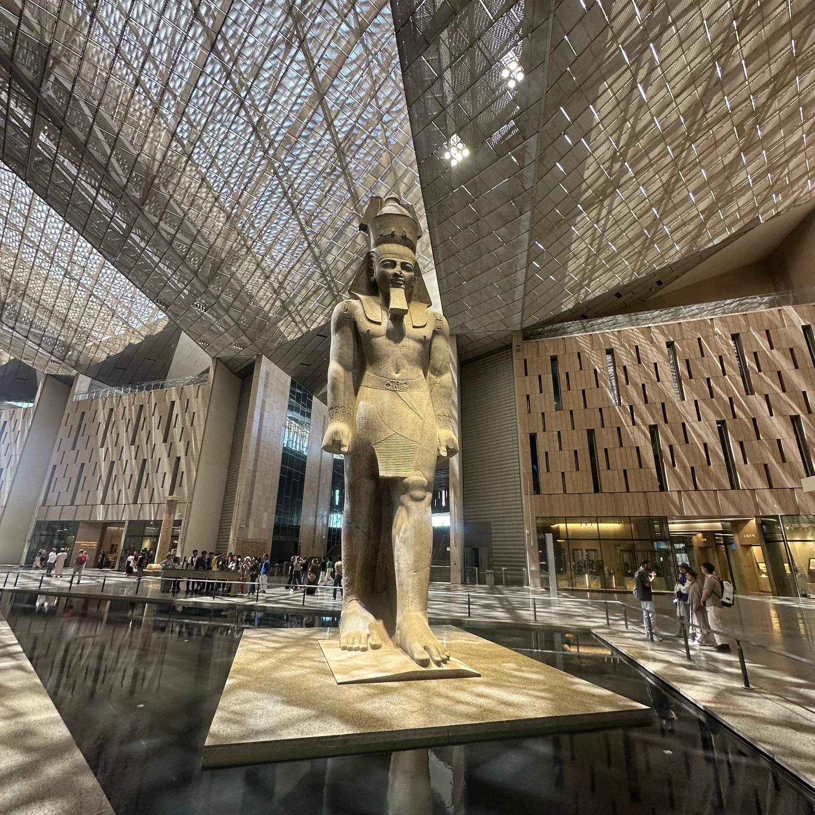 Pyramiden von Gizeh und Grand Egyptian Museum an einem privaten Tag