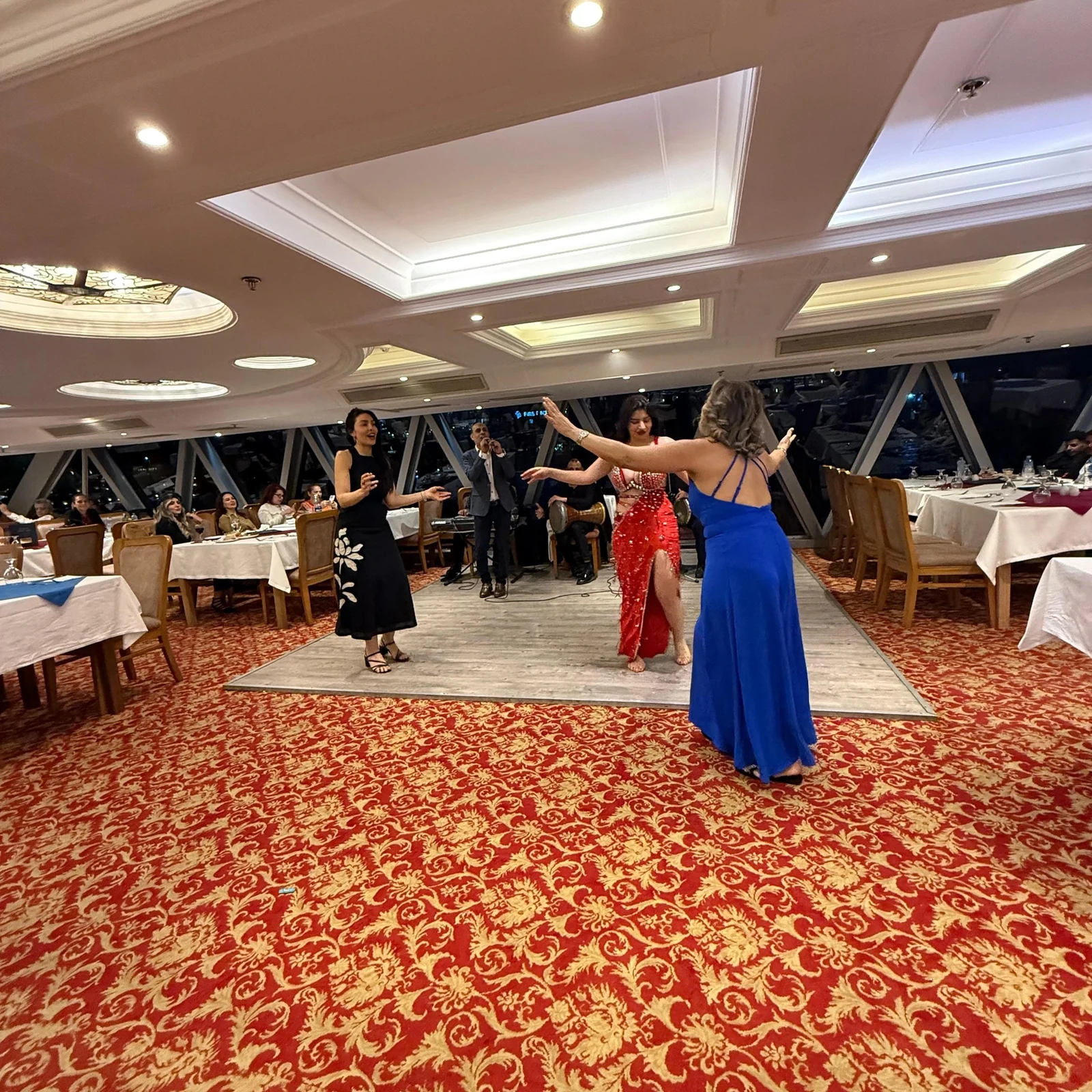 Dîner, vues nocturnes et spectacle à bord du Nile Royal Topaz