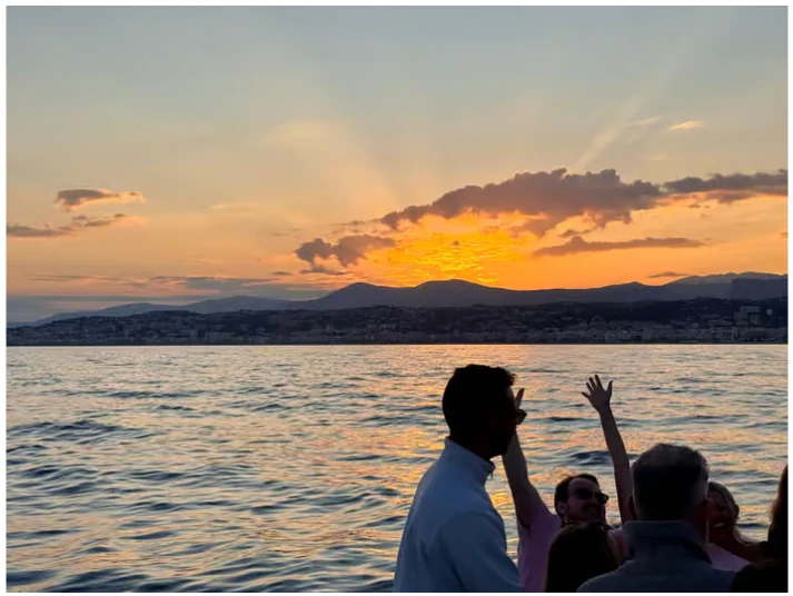 Nice : excursion en bateau au coucher du soleil avec vin et amuse-bouches locaux