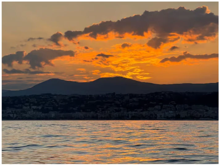 Excursion en bateau au coucher du soleil à Nice avec vin et snorkeling