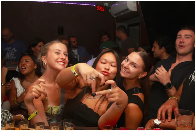 Tournée des bars à Nice avec shots, jeux et entrée VIP