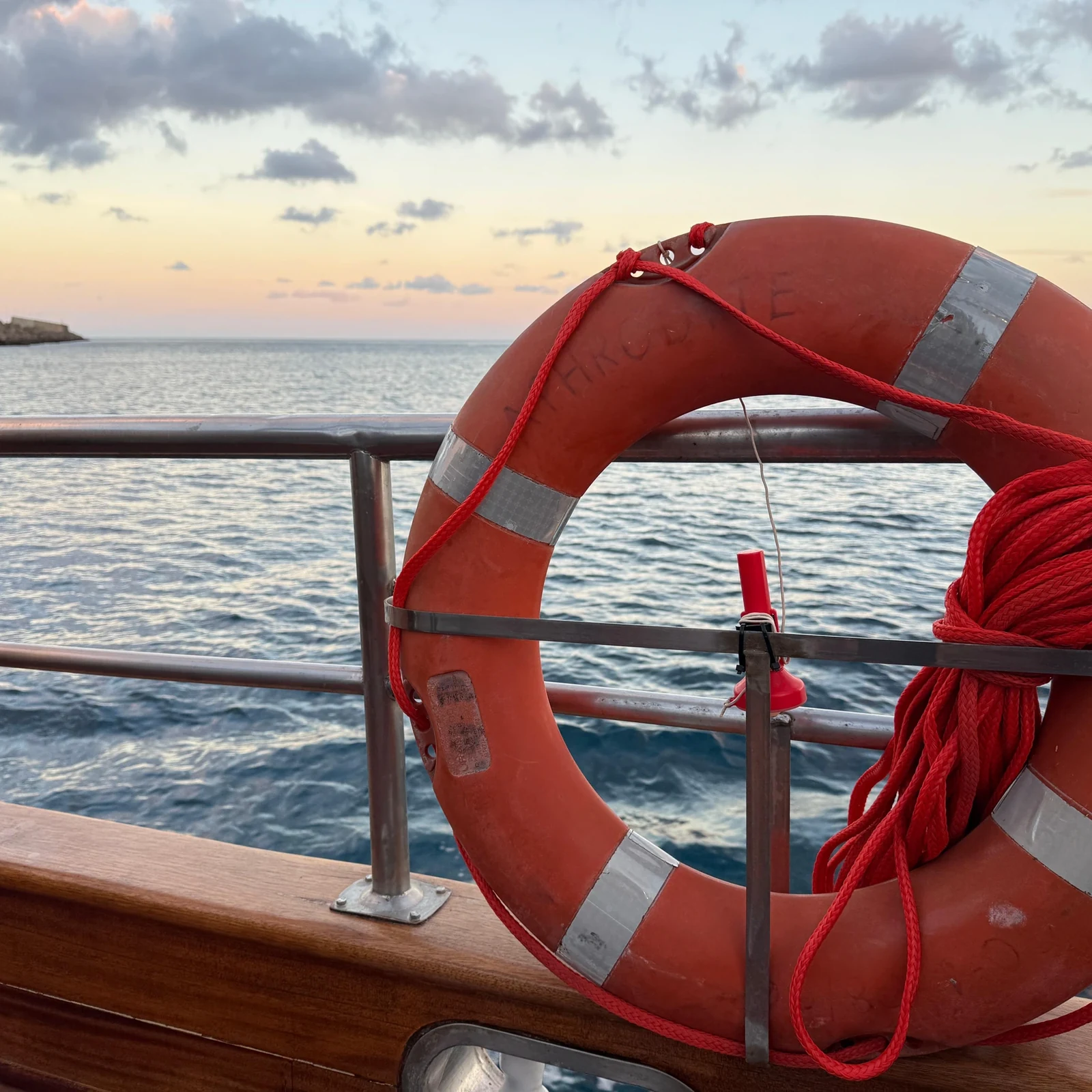 Atardecer, música y navegación a bordo del Aphrodite