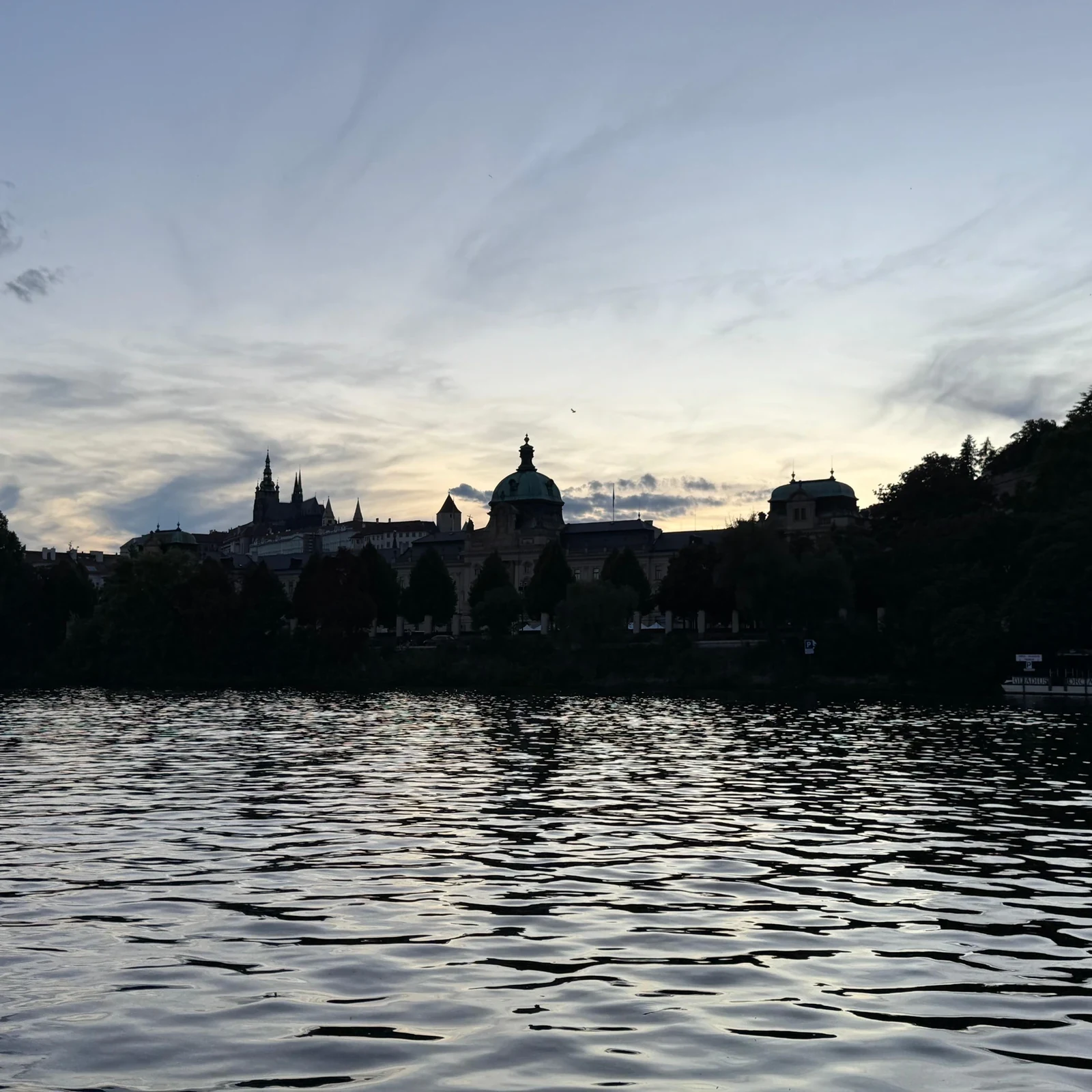 Erlebe das beleuchtete Prag von der Moldau aus