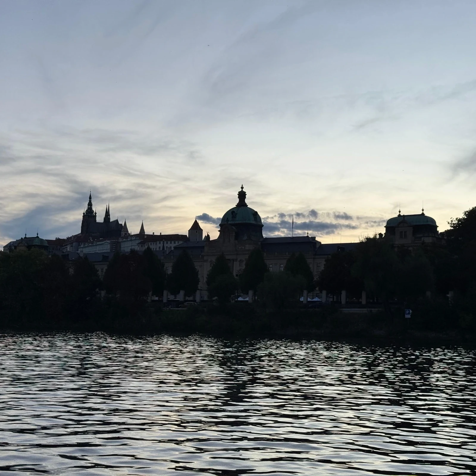 Erlebe das beleuchtete Prag von der Moldau aus