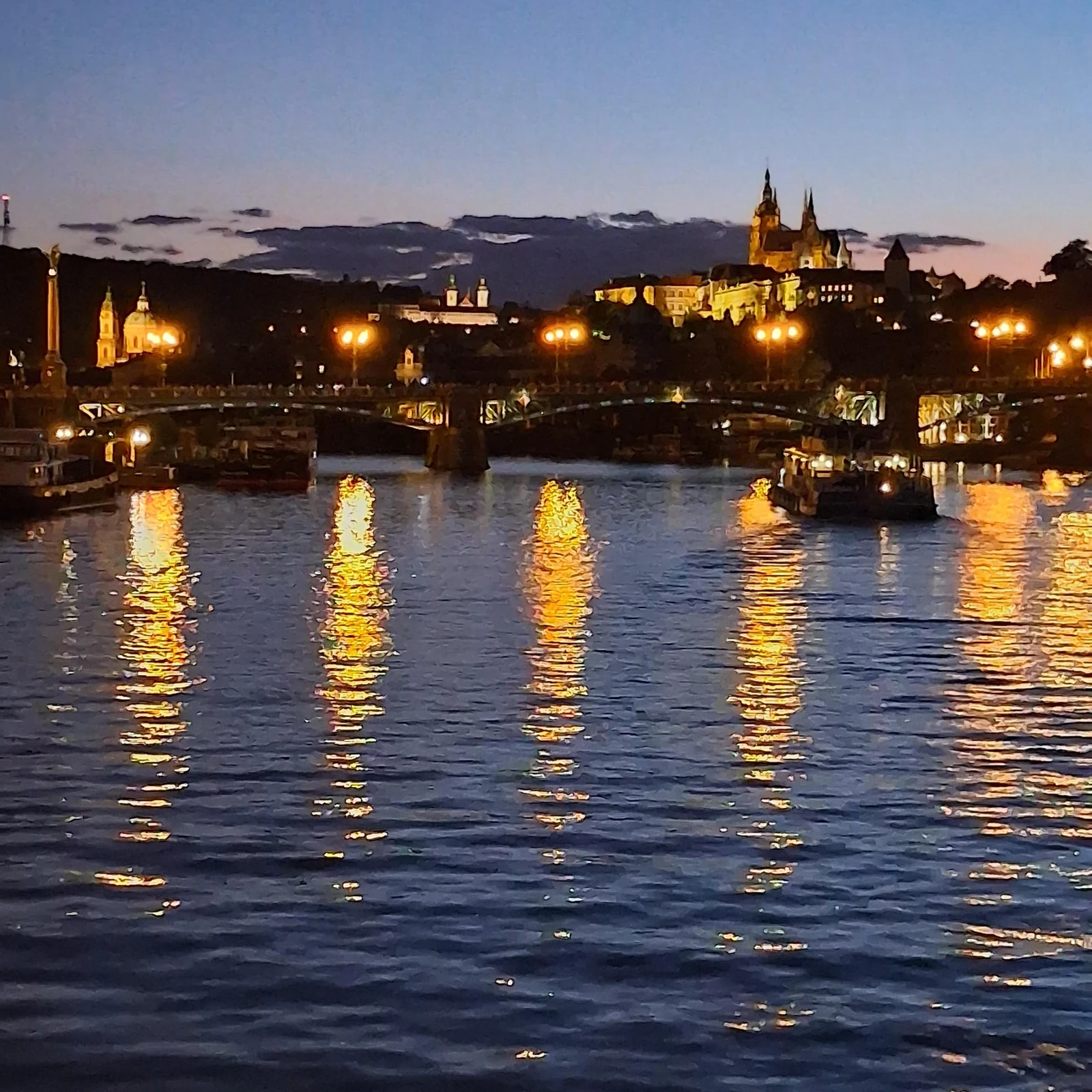 Erlebe das beleuchtete Prag von der Moldau aus
