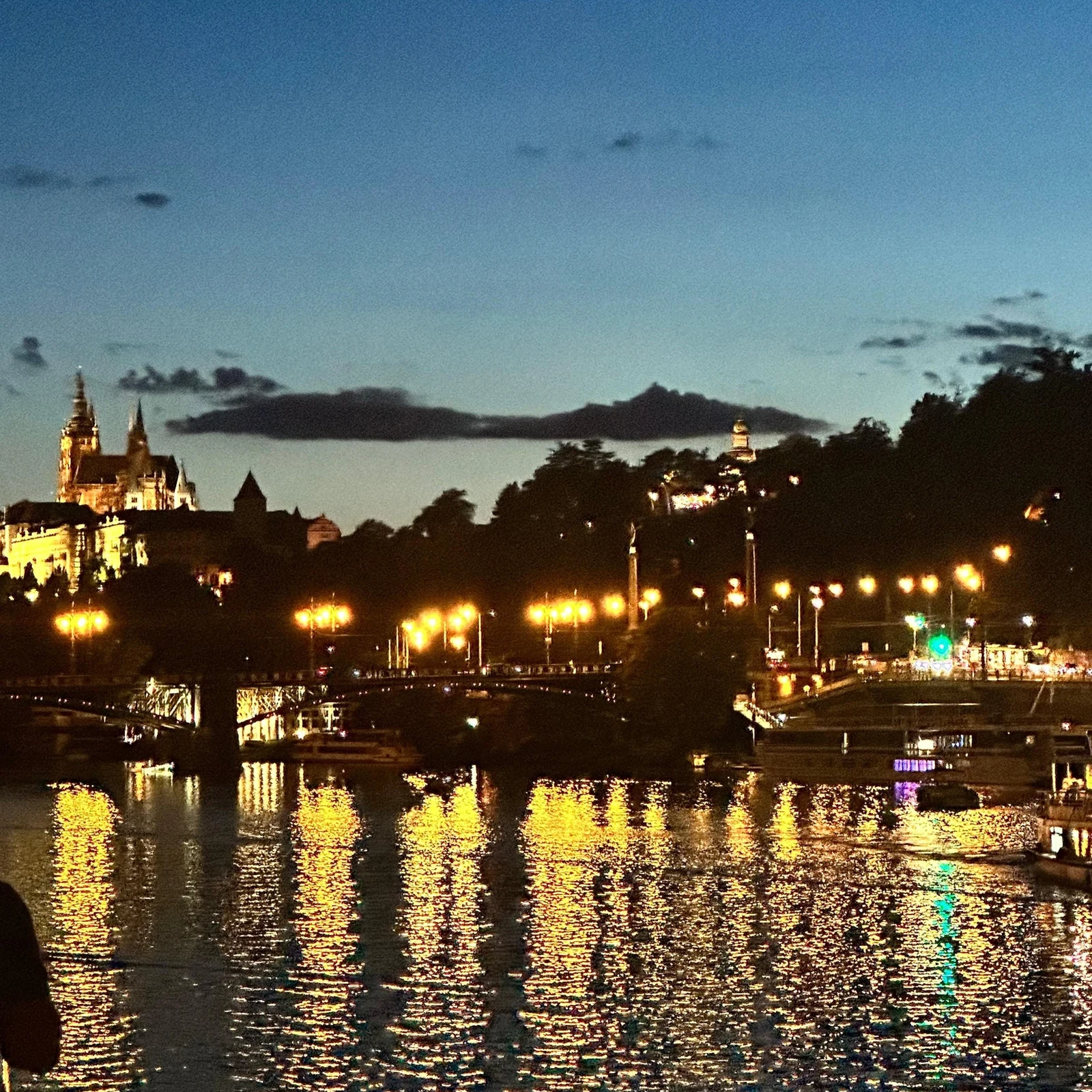 Erlebe das beleuchtete Prag von der Moldau aus