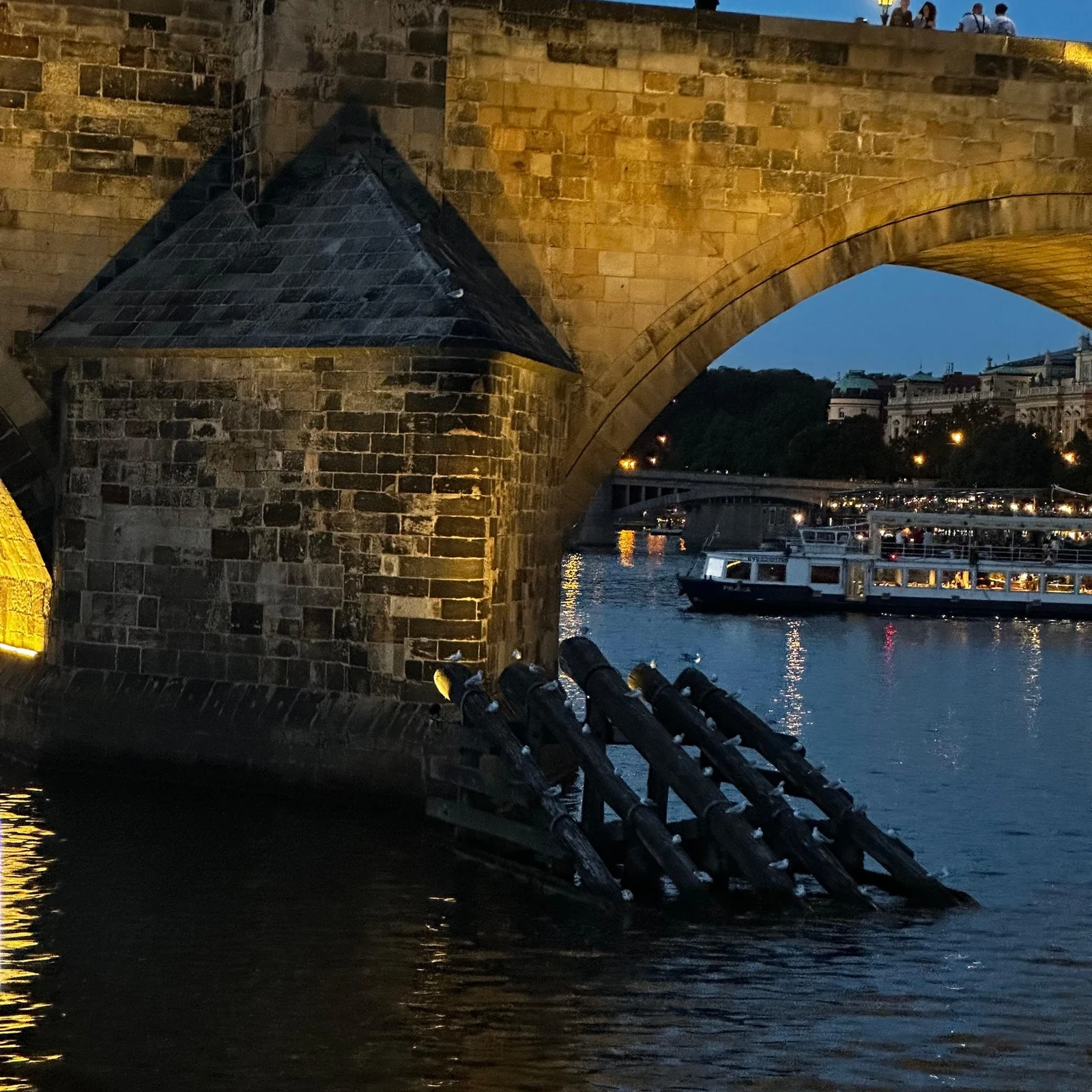 Erlebe das beleuchtete Prag von der Moldau aus