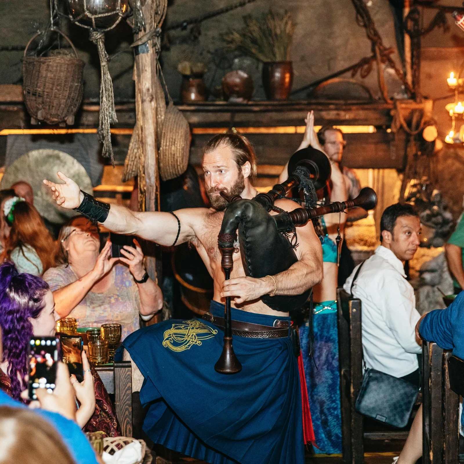 Abendessen, unbegrenzte Getränke und Mittelaltershow in Prag
