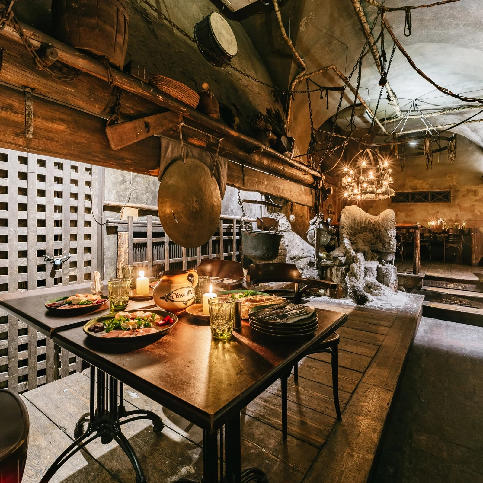 Cena, bebidas ilimitadas y espectáculo medieval en Praga