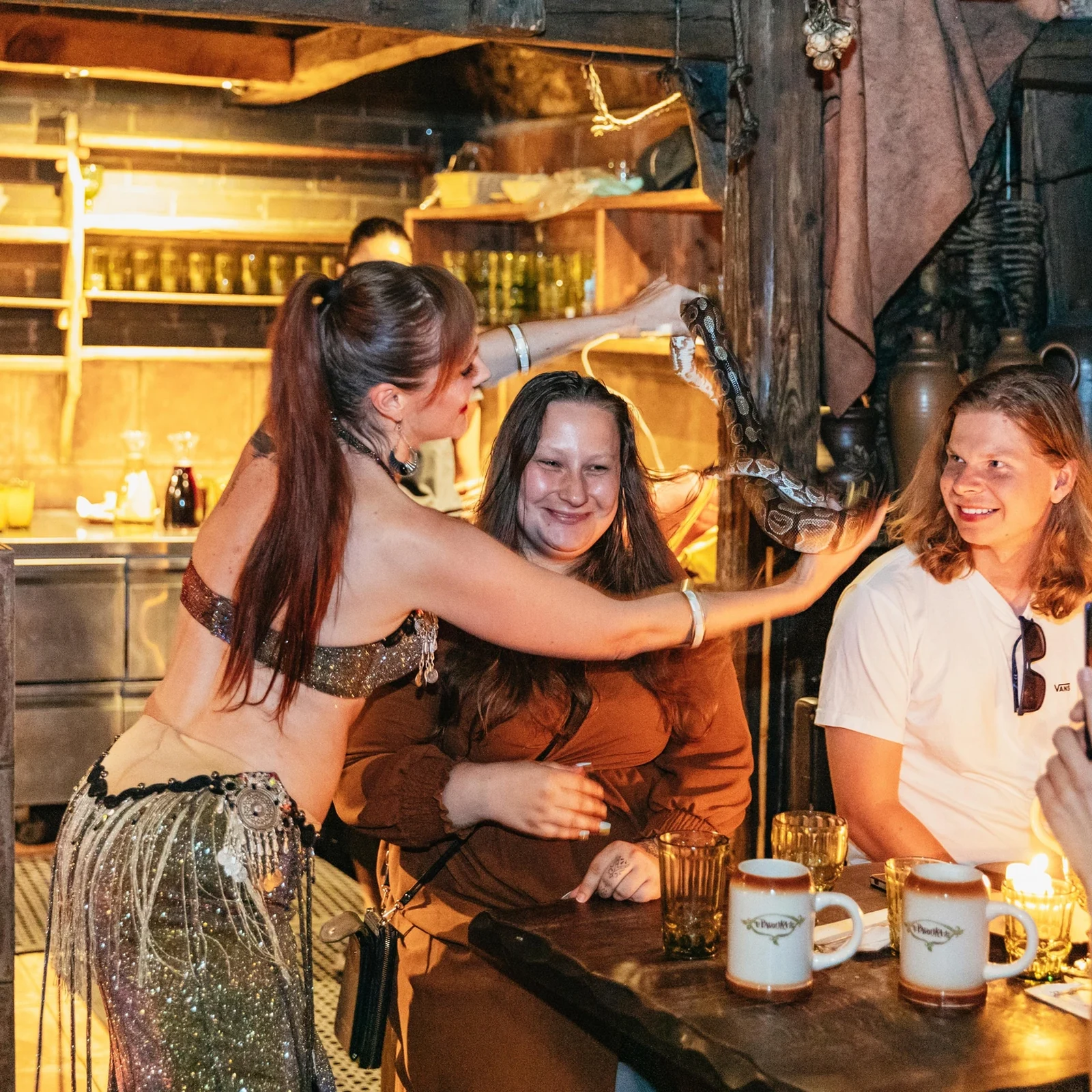 Cena, bebidas ilimitadas y espectáculo medieval en Praga