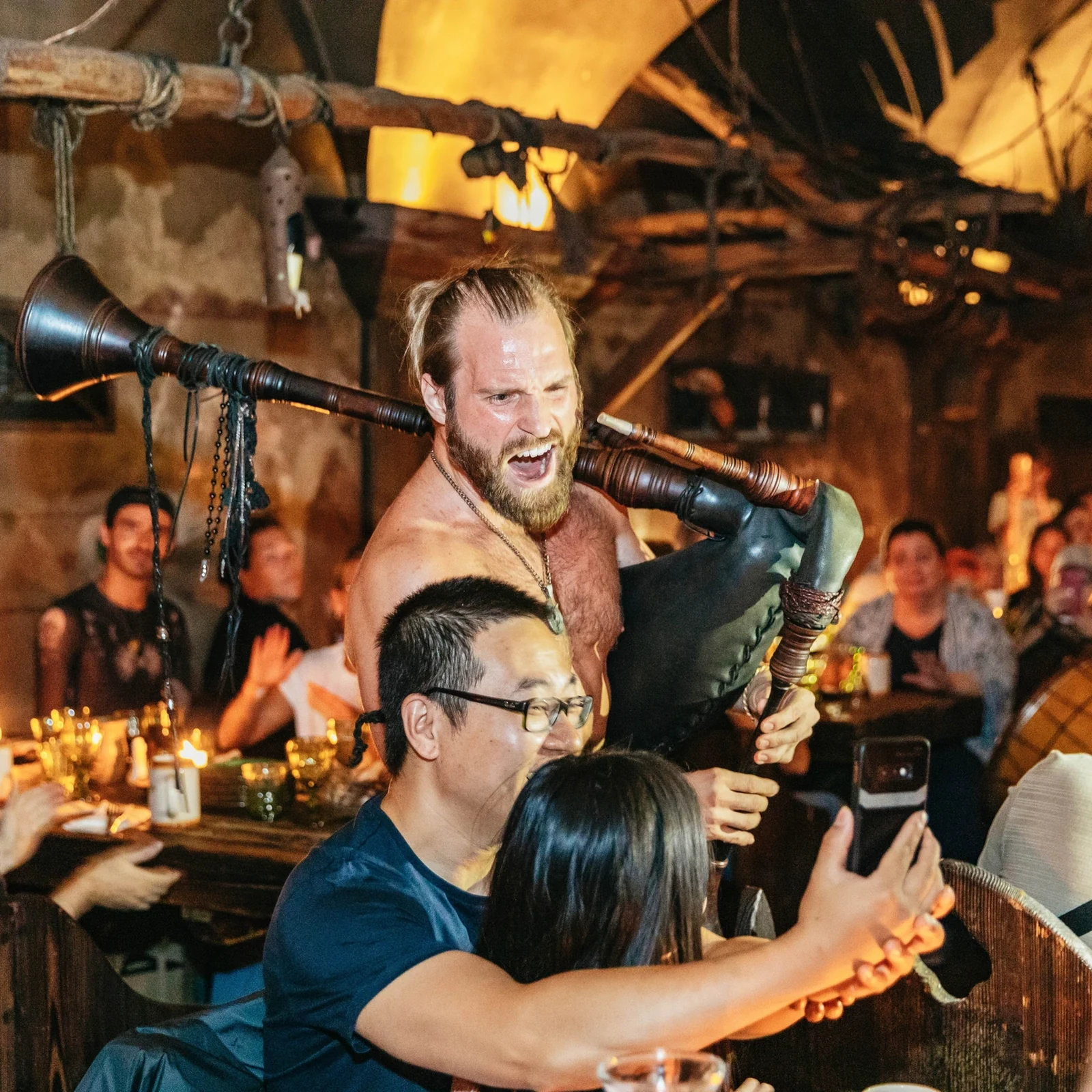 Cena, bebidas ilimitadas y espectáculo medieval en Praga