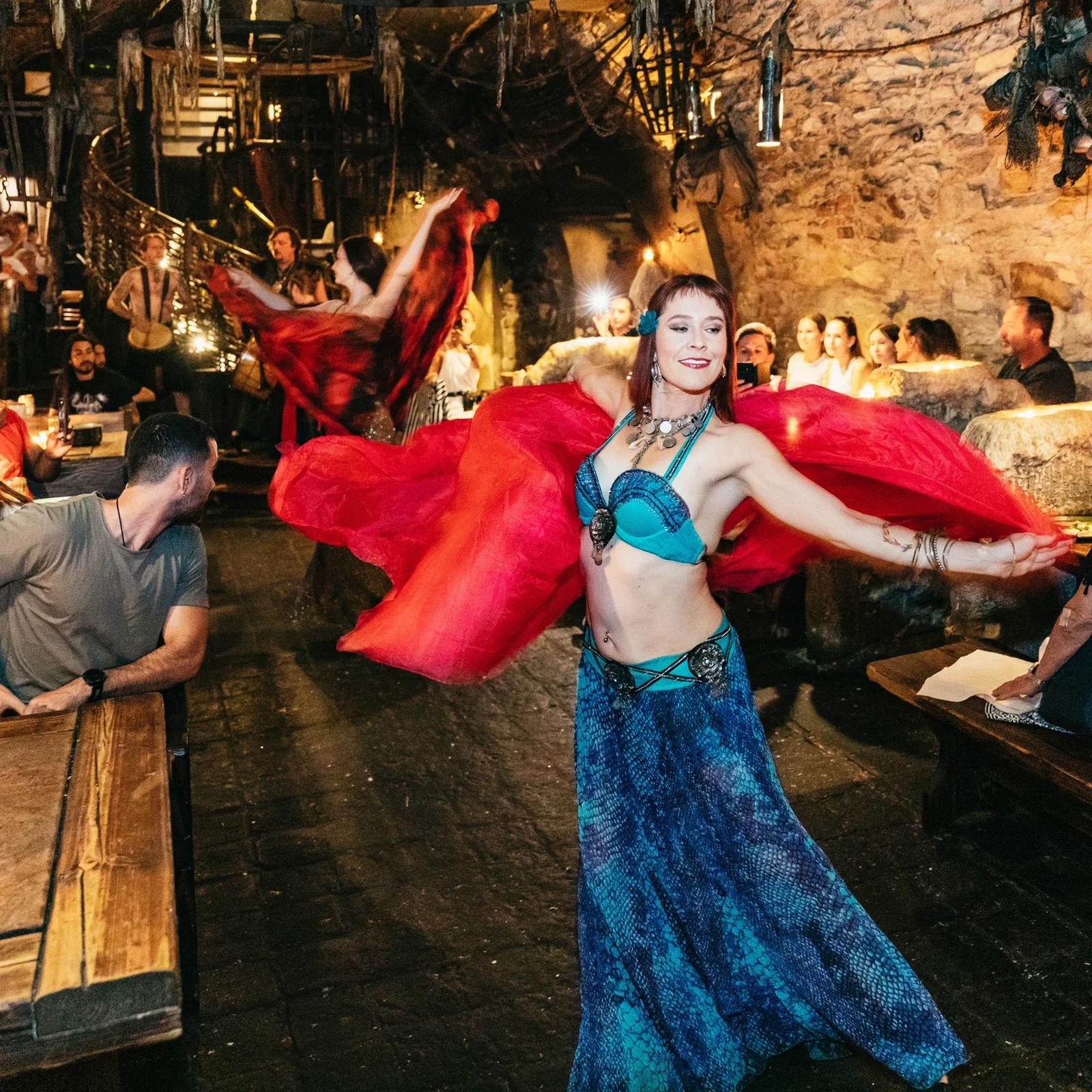 Cena, bebidas ilimitadas y espectáculo medieval en Praga