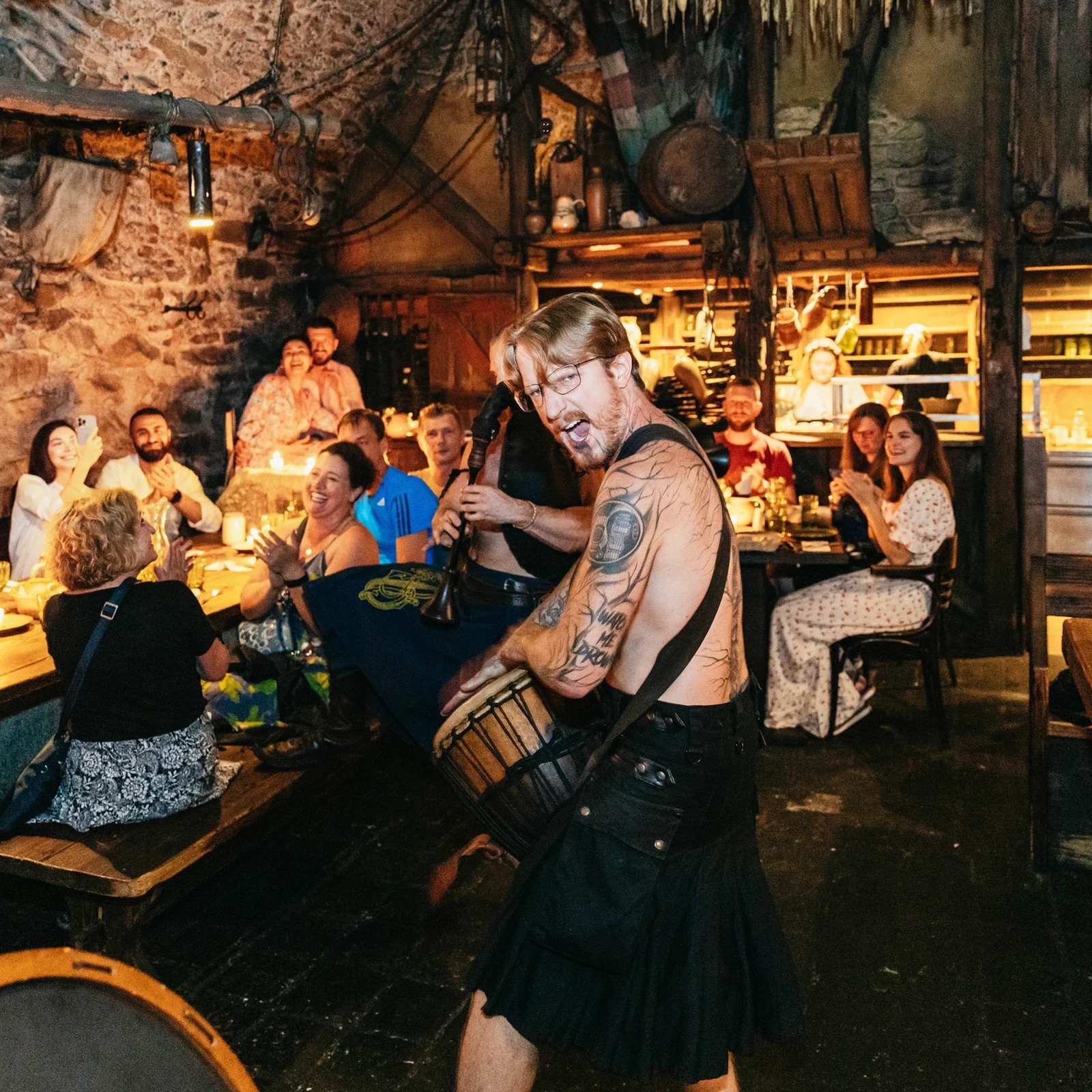 Cena, bebidas ilimitadas y espectáculo medieval en Praga