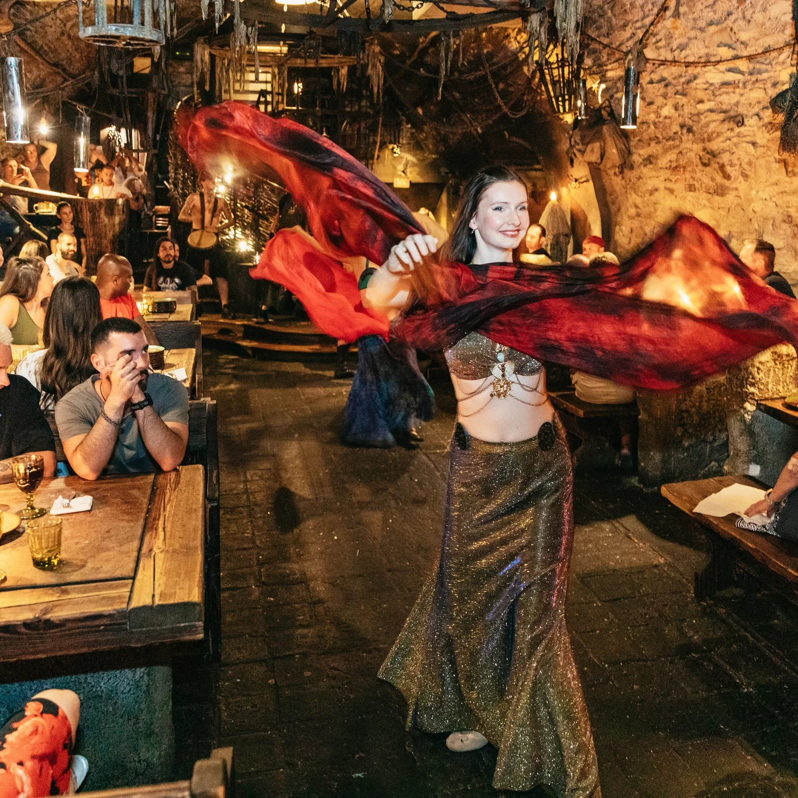 Cena, bebidas ilimitadas y espectáculo medieval en Praga