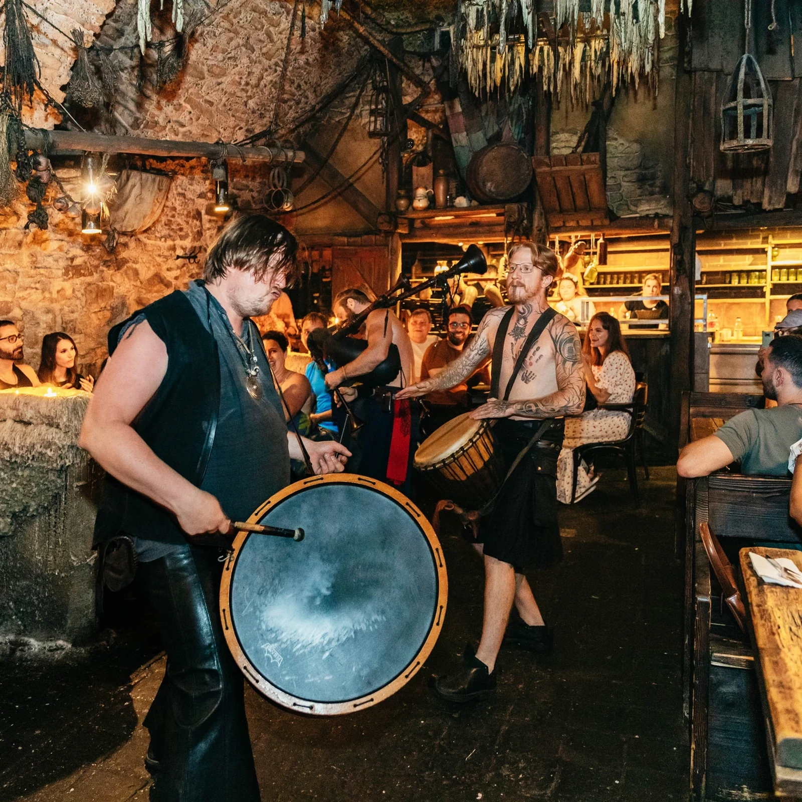 Cena, bebidas ilimitadas y espectáculo medieval en Praga