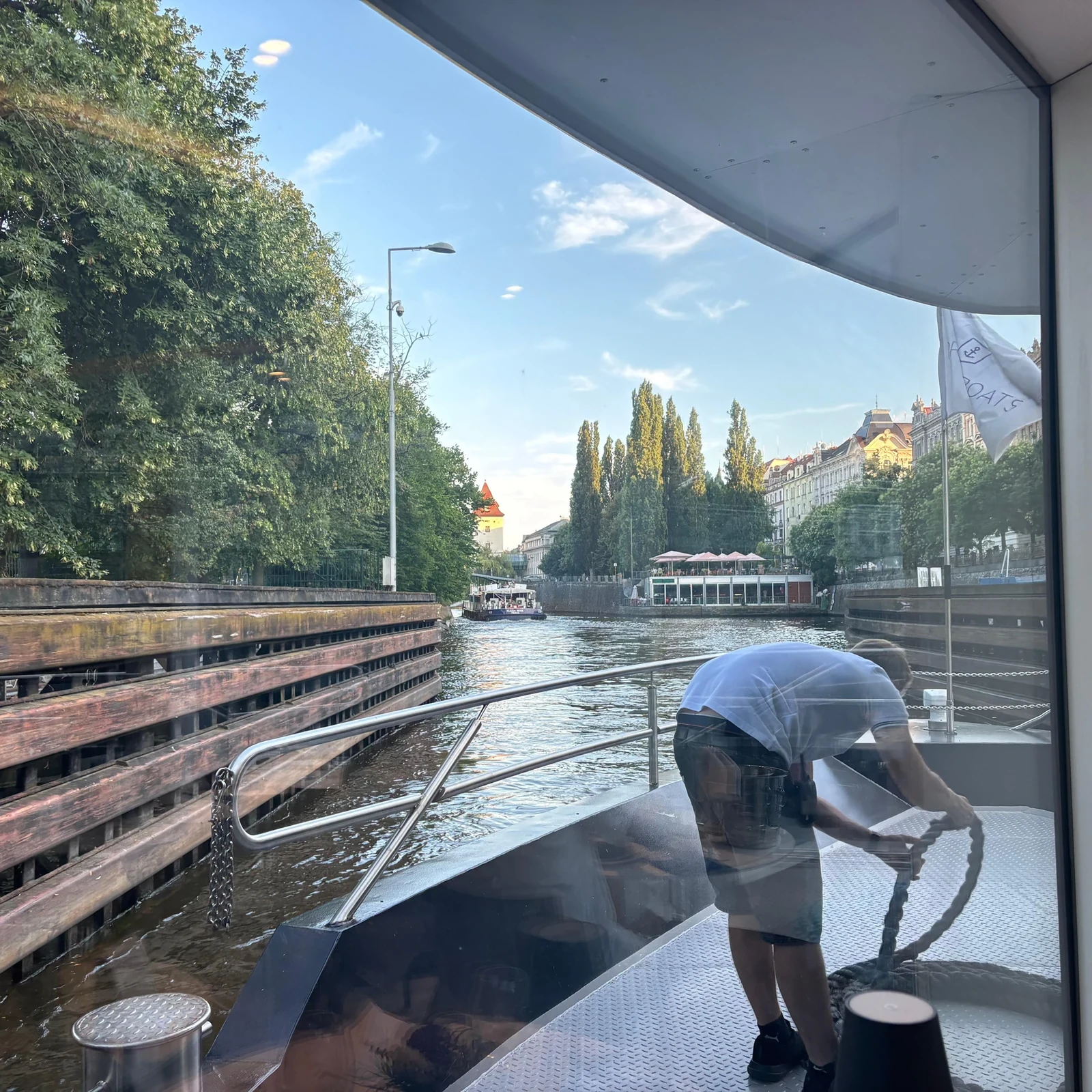 Genieße dein Abendessen, während Prag an der Moldau erstrahlt