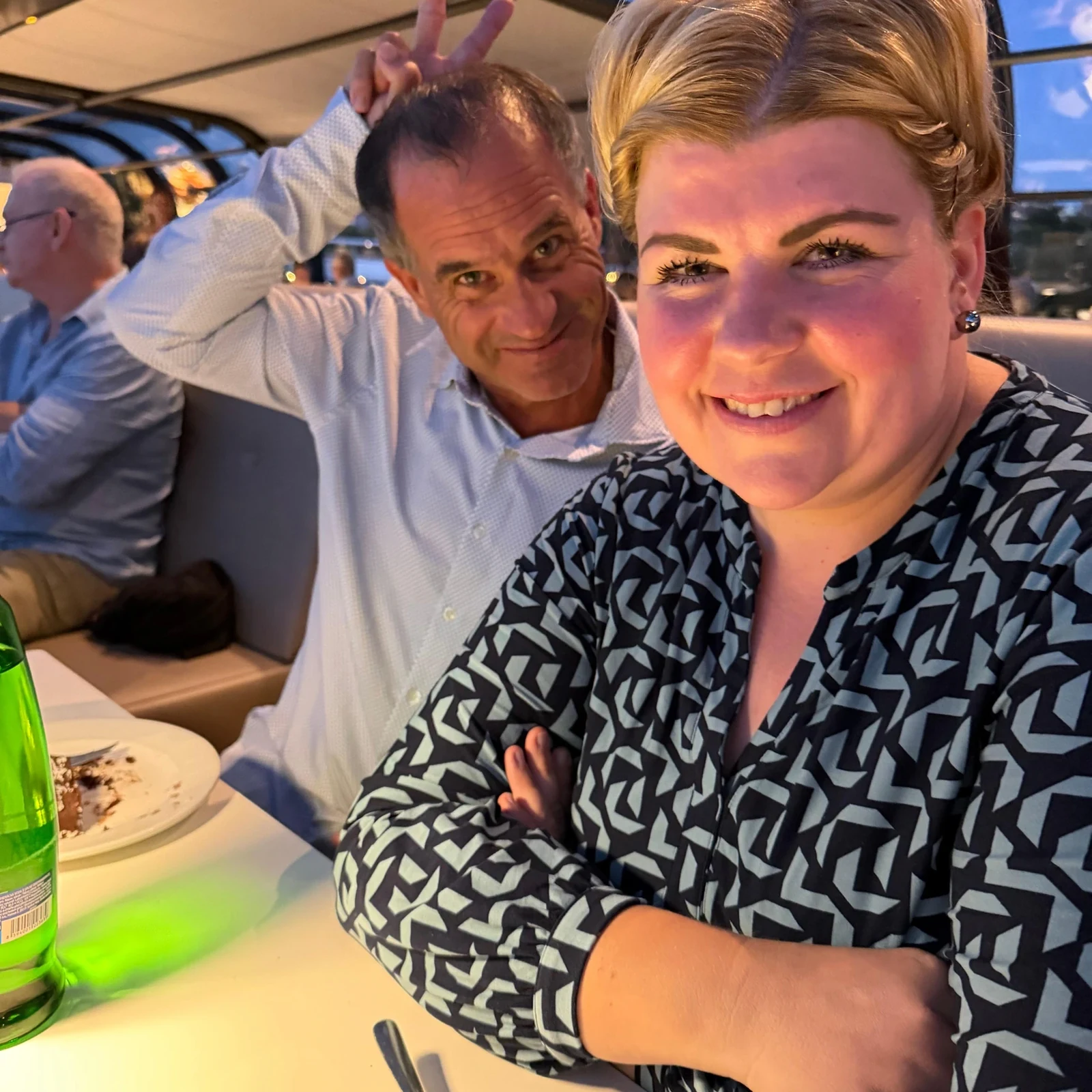 Genieße dein Abendessen, während Prag an der Moldau erstrahlt