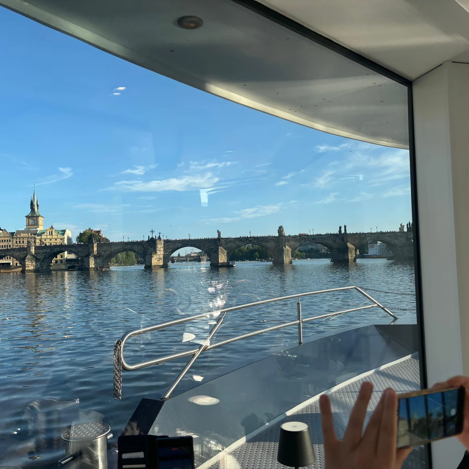 Genieße dein Abendessen, während Prag an der Moldau erstrahlt