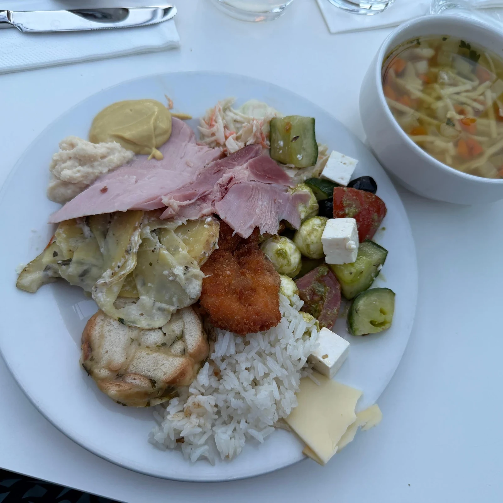 Genieße dein Abendessen, während Prag an der Moldau erstrahlt