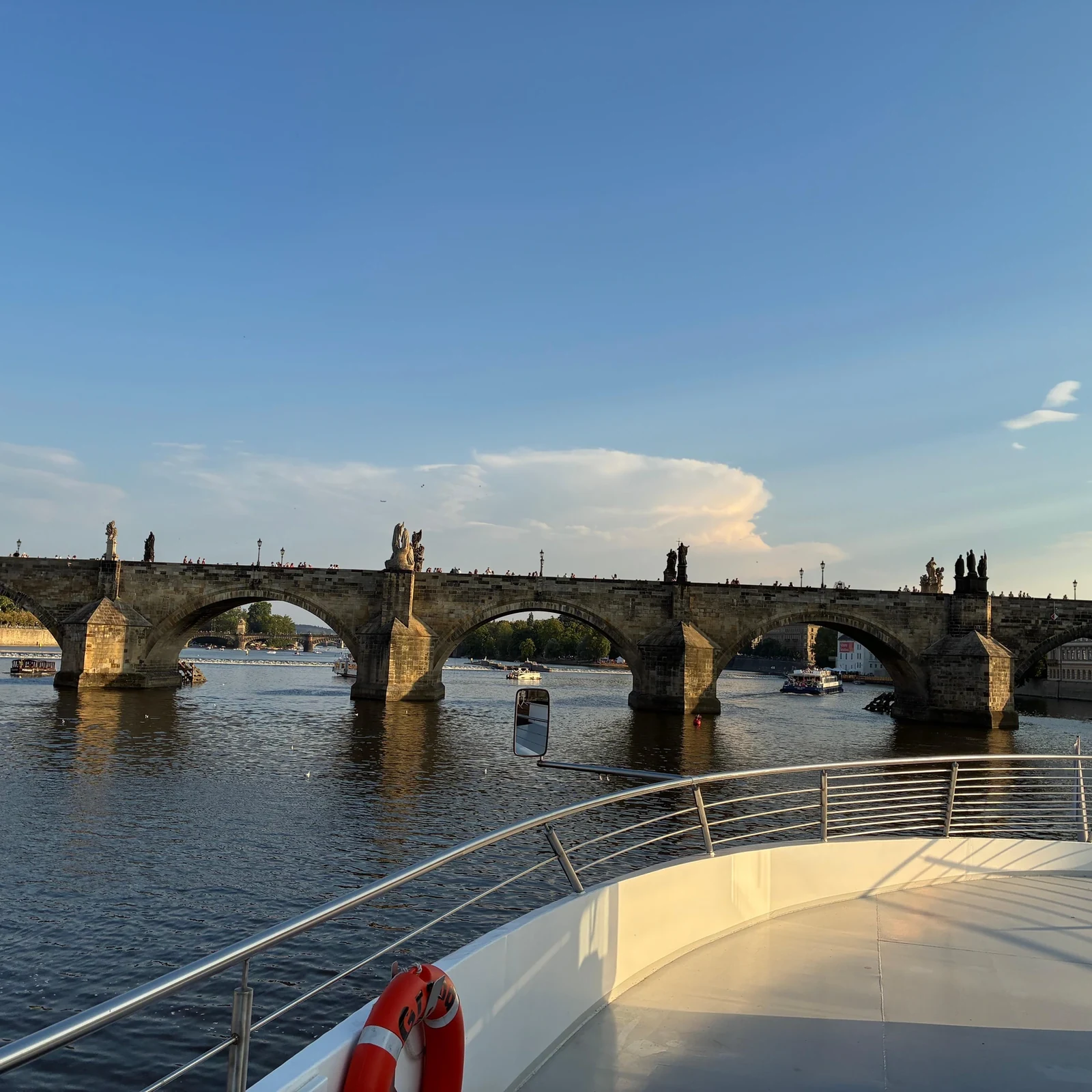 Genieße dein Abendessen, während Prag an der Moldau erstrahlt