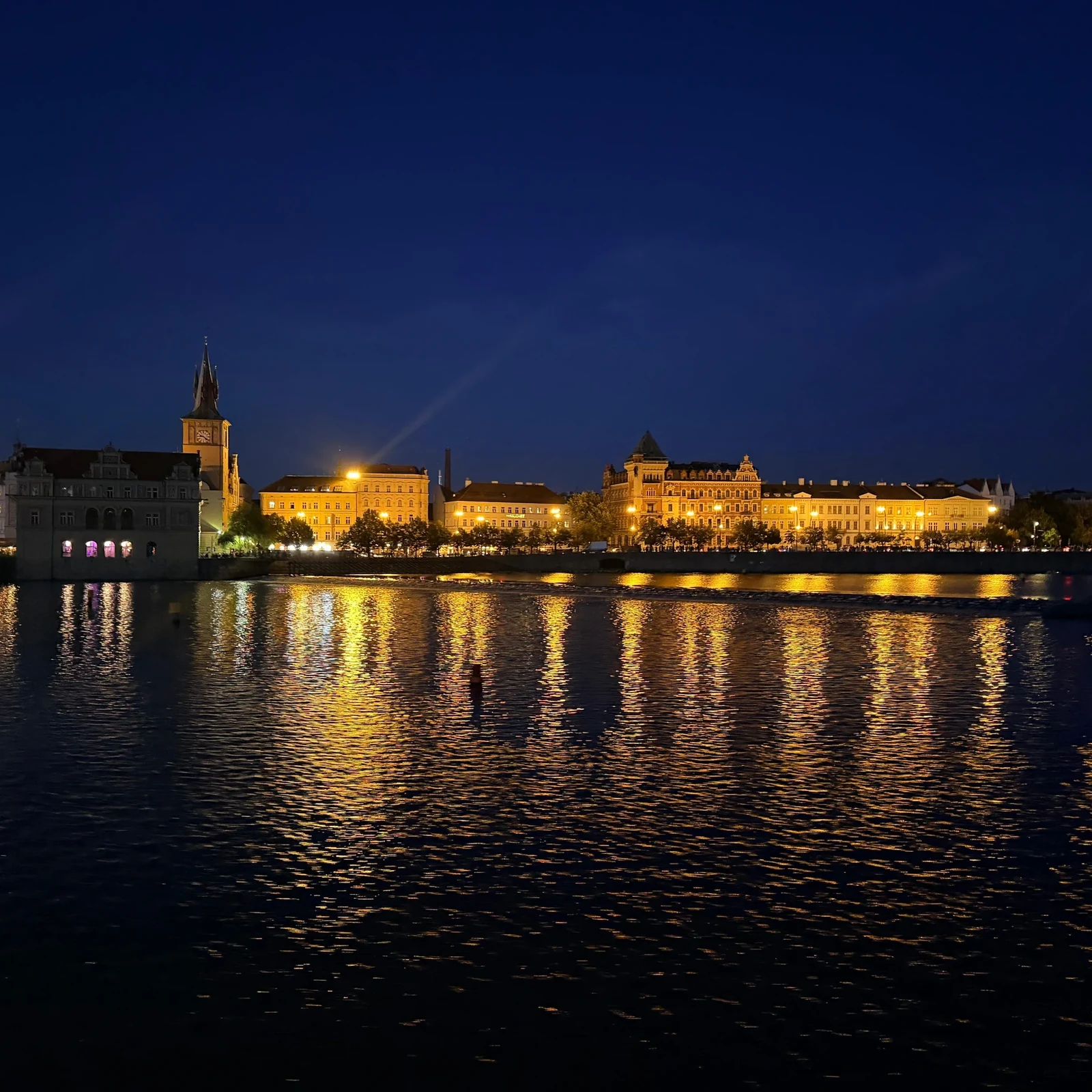 Genieße dein Abendessen, während Prag an der Moldau erstrahlt