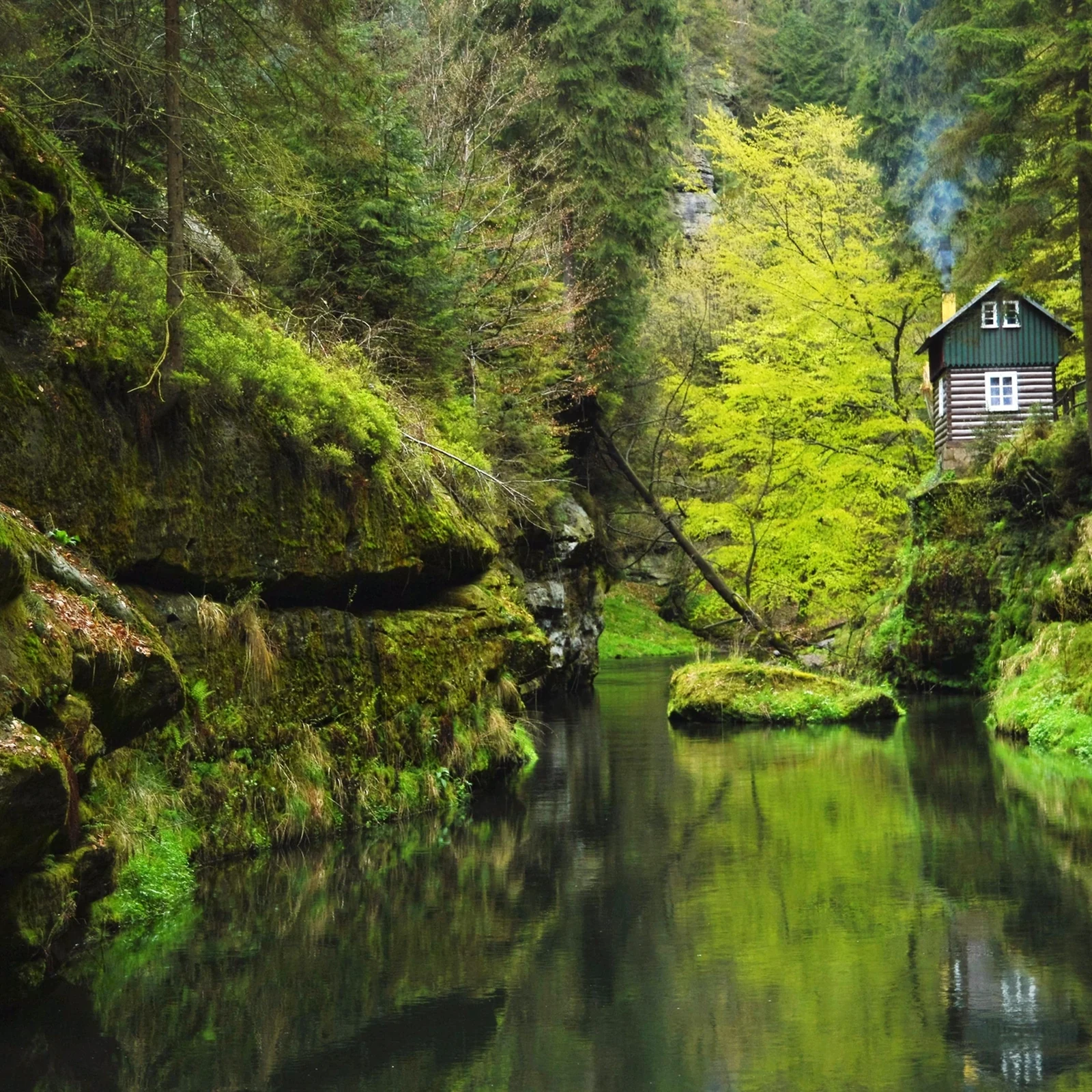 Dos países y grandes paisajes naturales en un día desde Praga