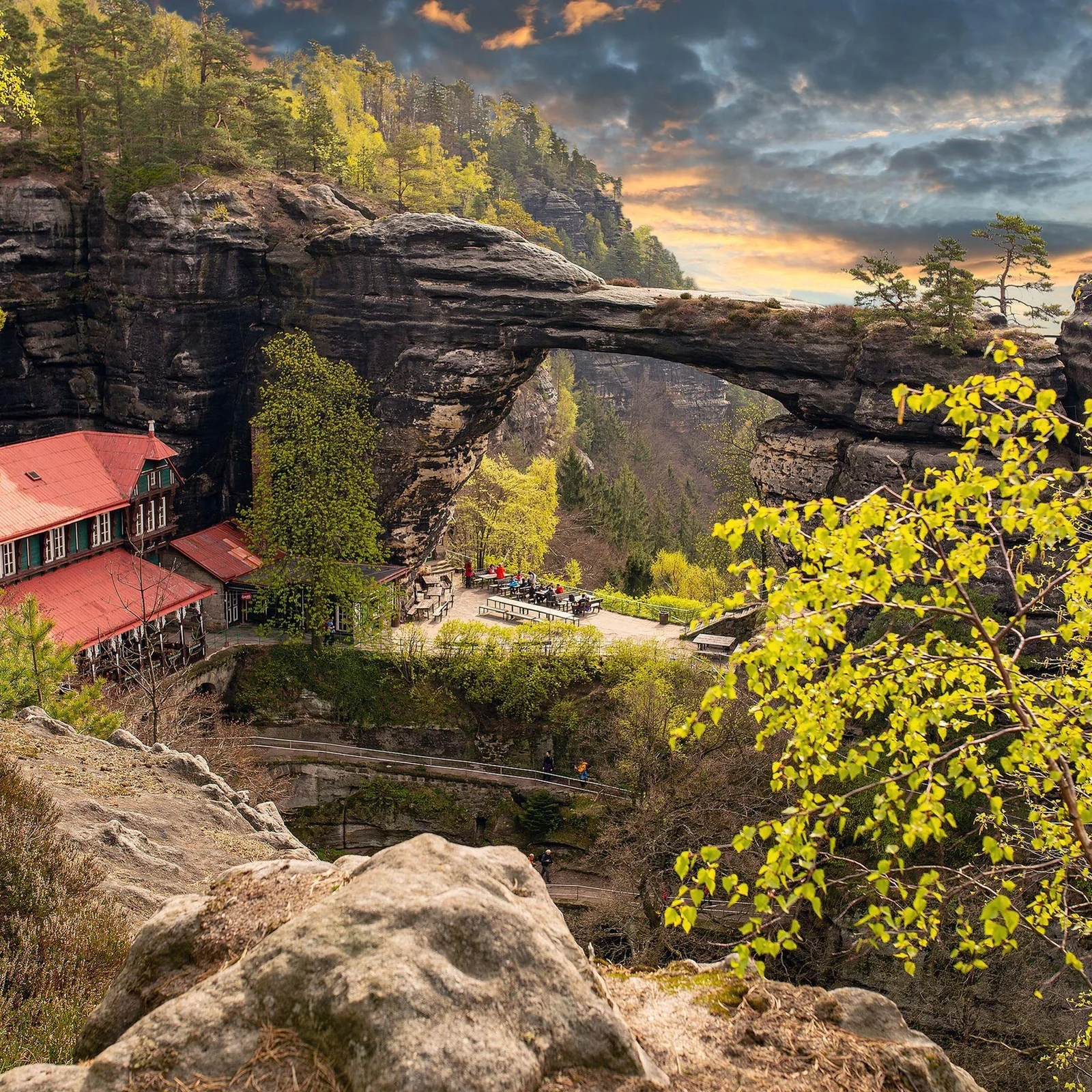 Dos países y grandes paisajes naturales en un día desde Praga