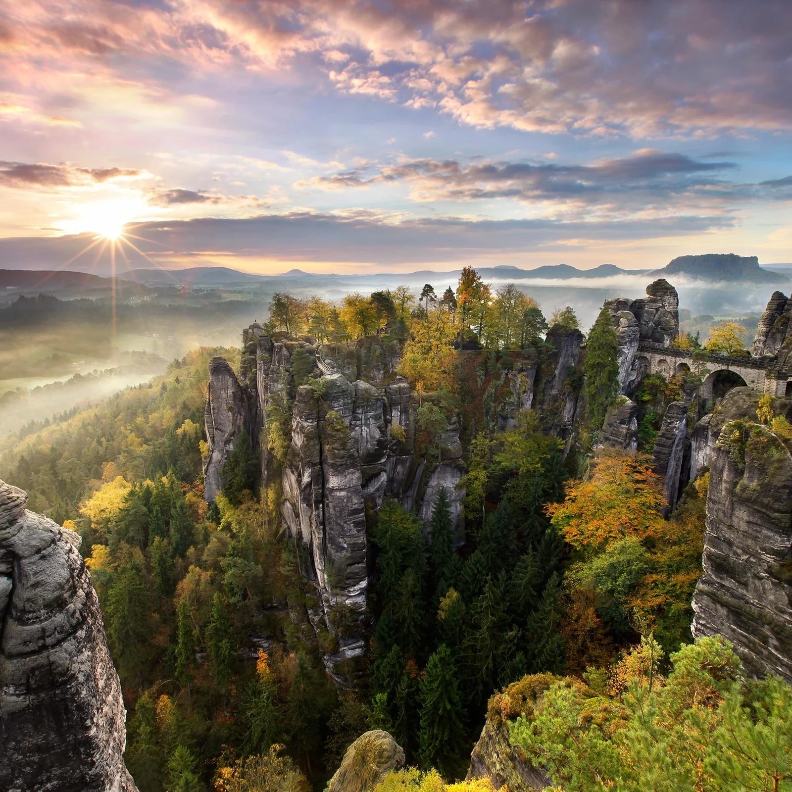 Dos países y grandes paisajes naturales en un día desde Praga