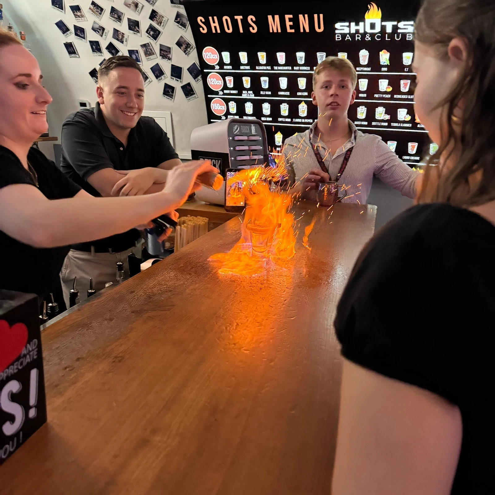 Eine Nacht mit Bars, neuen Kontakten und Finale im Karlovy Lazne