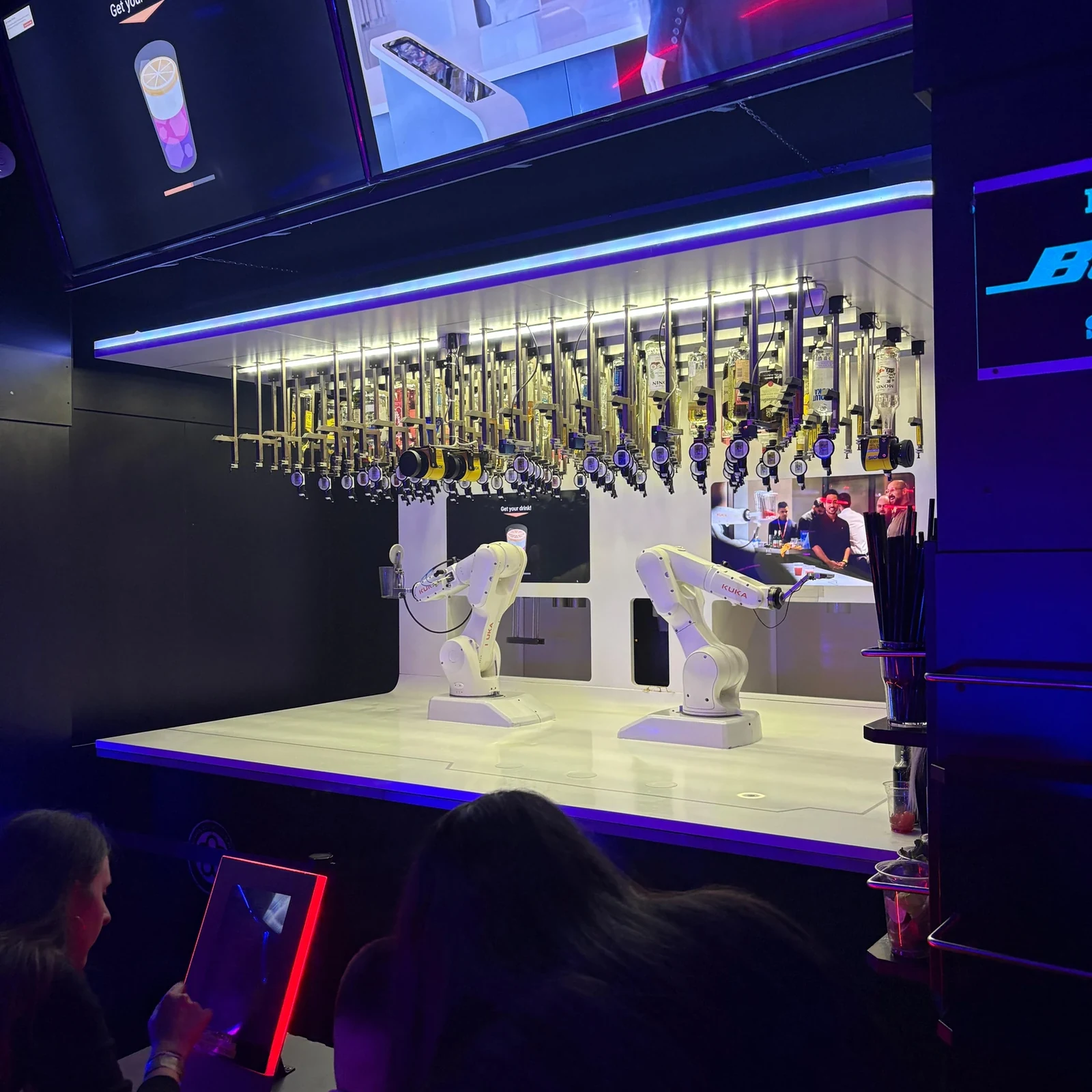 Una noche de bares, nuevos encuentros y final en Karlovy Lazne