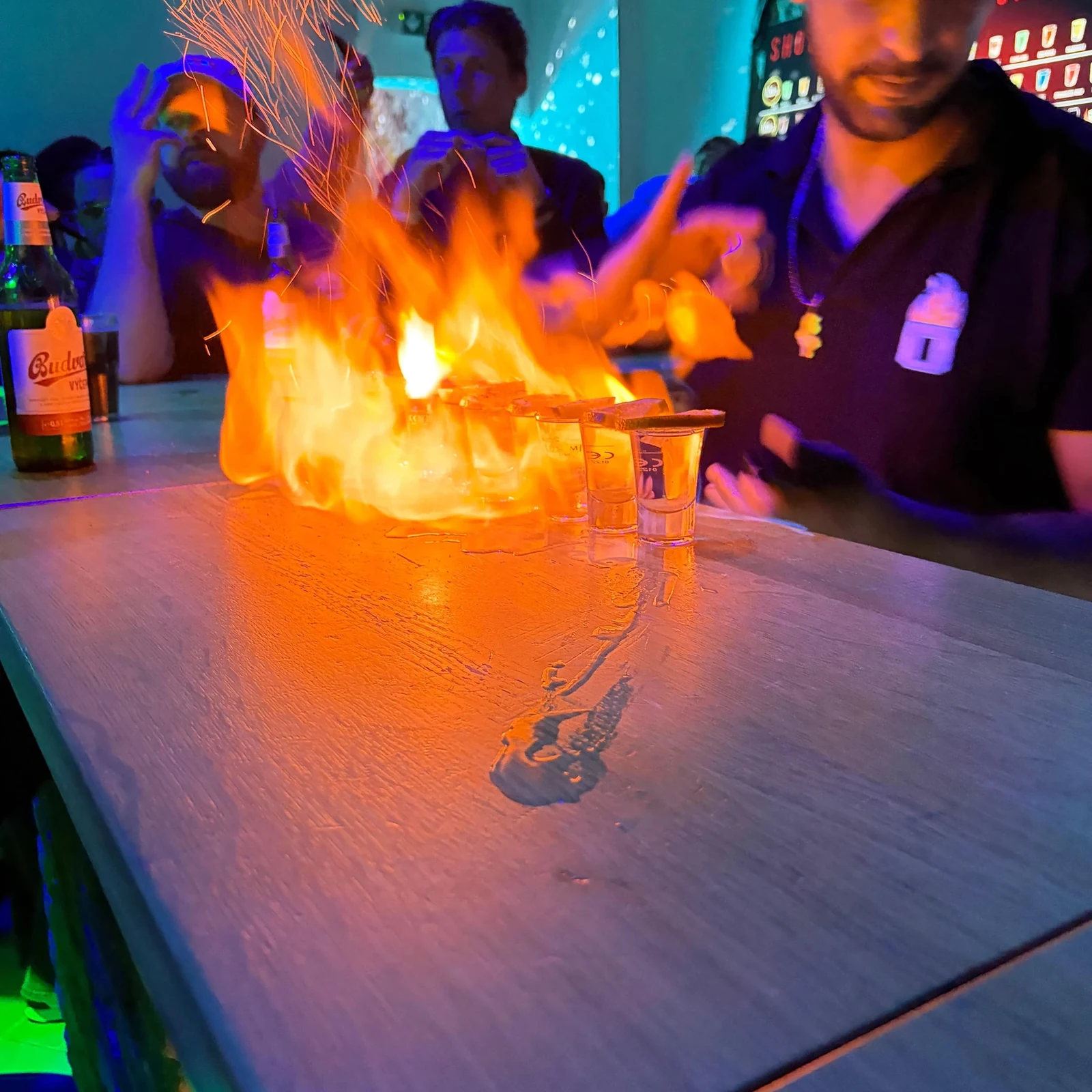 Una noche de bares, nuevos encuentros y final en Karlovy Lazne