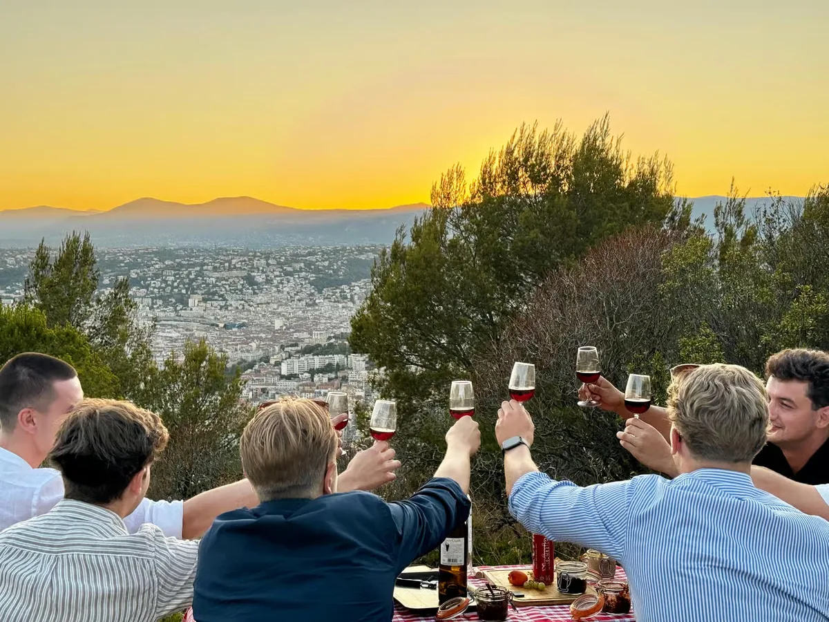 Coucher de soleil et dégustation de vin à Nice en Land Rover