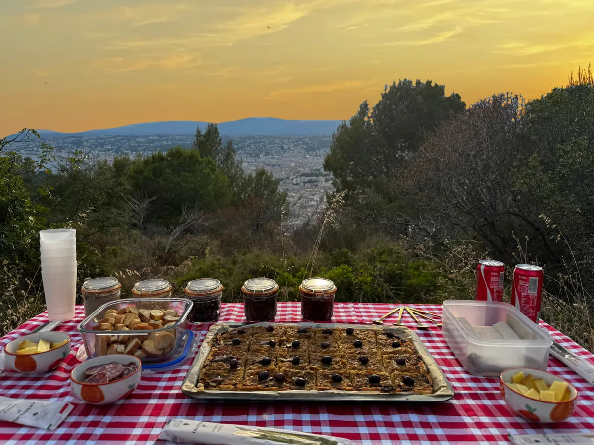 Coucher de soleil et dégustation de vin à Nice en Land Rover historique