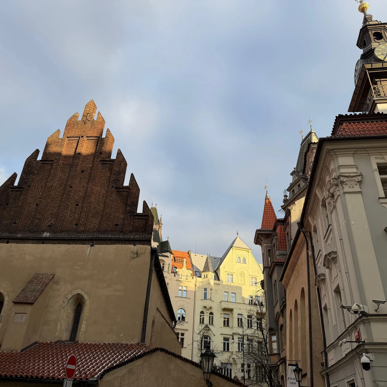 Discover the history of Josefov and the Old Town on foot